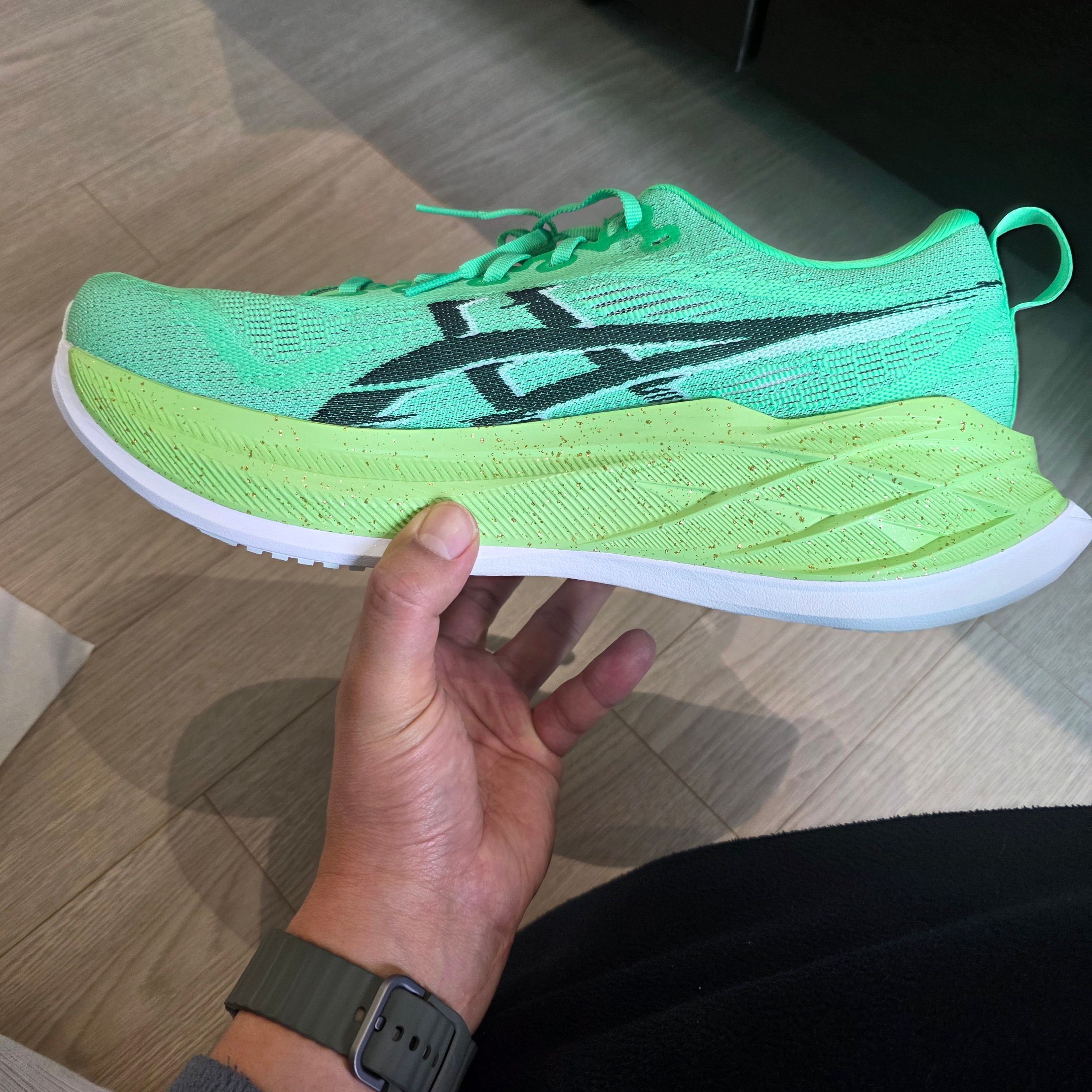 Asics Superblast 2 Ekiden Vital Green Black 착용 스타일 - 3