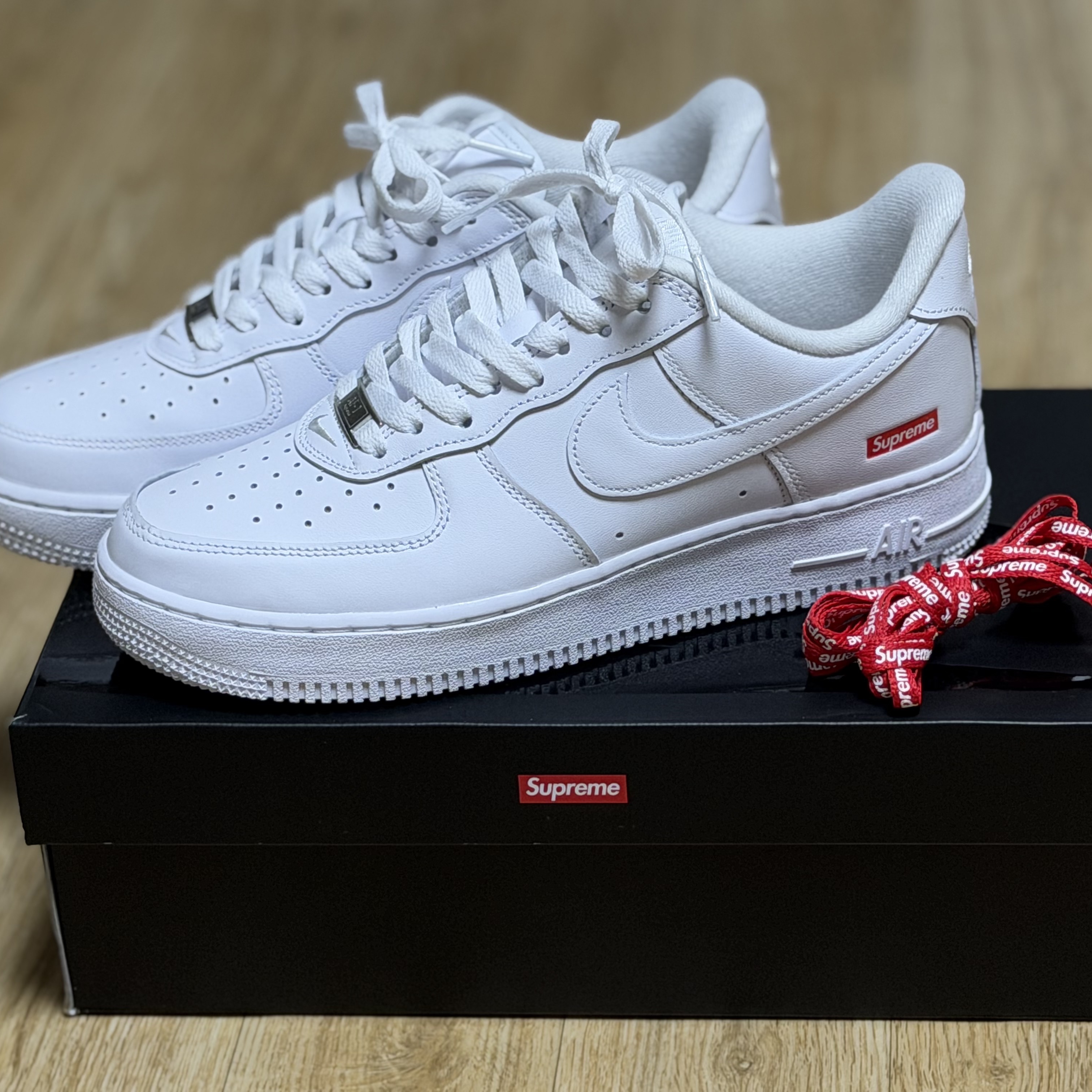 Nike x Supreme Air Force 1 Low White 착용 스타일 - 1