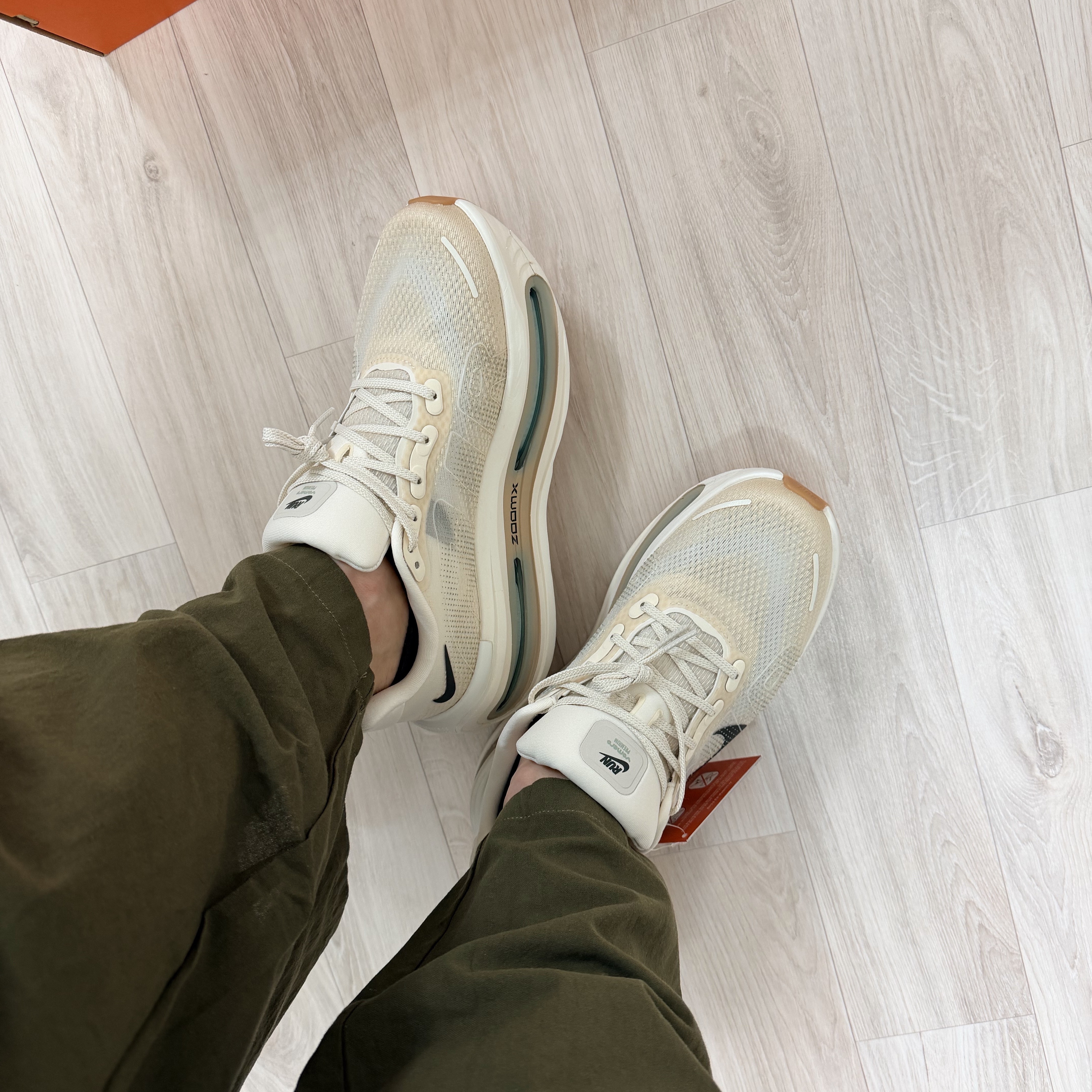 Nike Vomero Premium Pale Ivory Sand Drift 착용 스타일