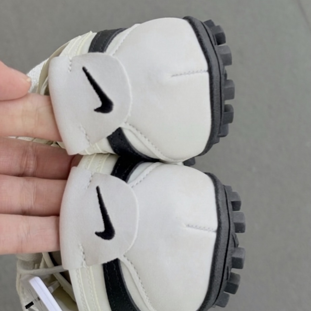 (W) Nike Moon Shoe Soft Pearl and Black 착용 스타일 - 4