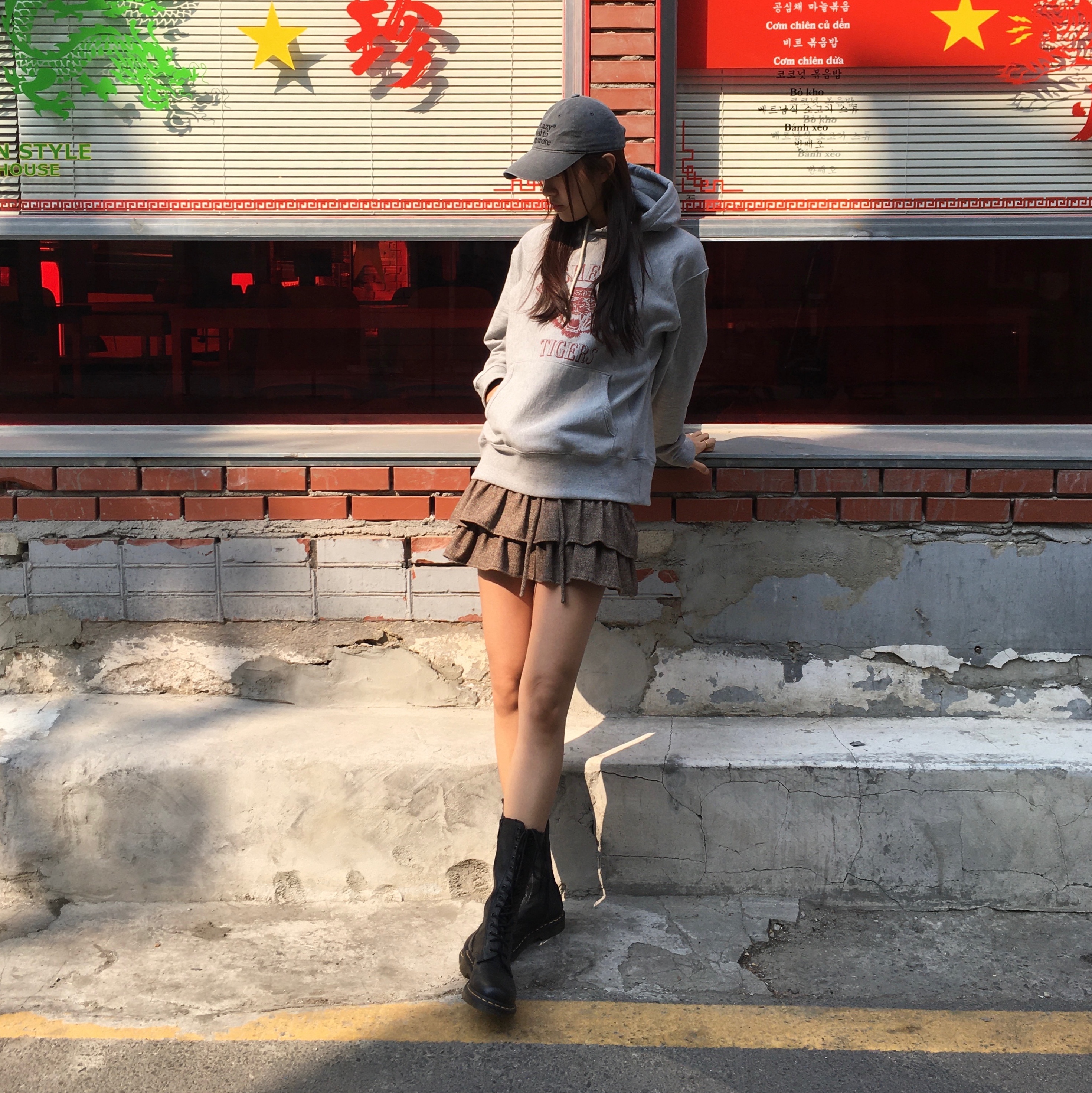 (W) Dr. Martens 1B99 Boots Black, Matin Kim Logo Washed Ball Cap Black 착용 스타일 - 4