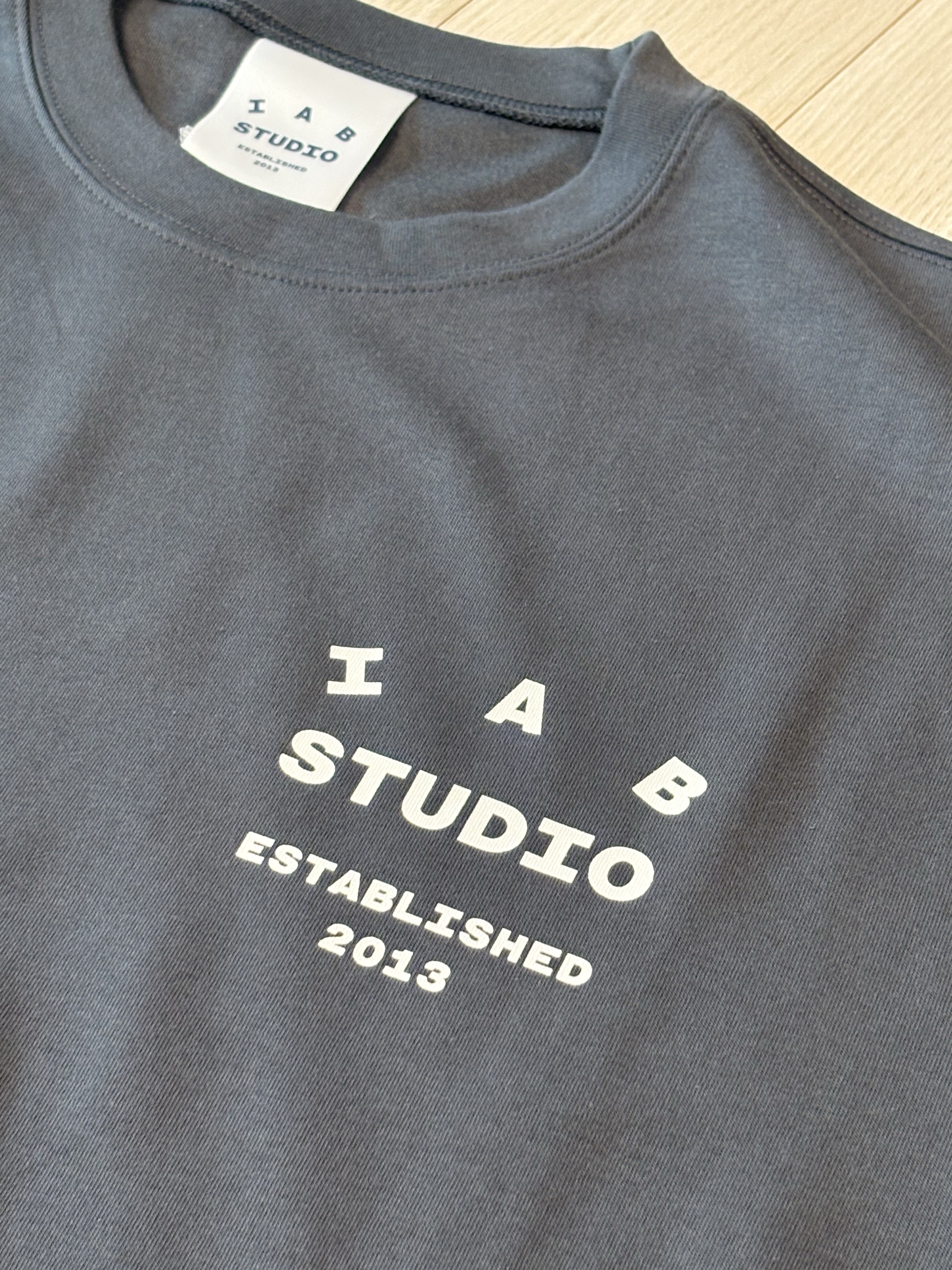 IAB Studio 26 IAB T-Shirt Charcoal White 착용 스타일 - 2