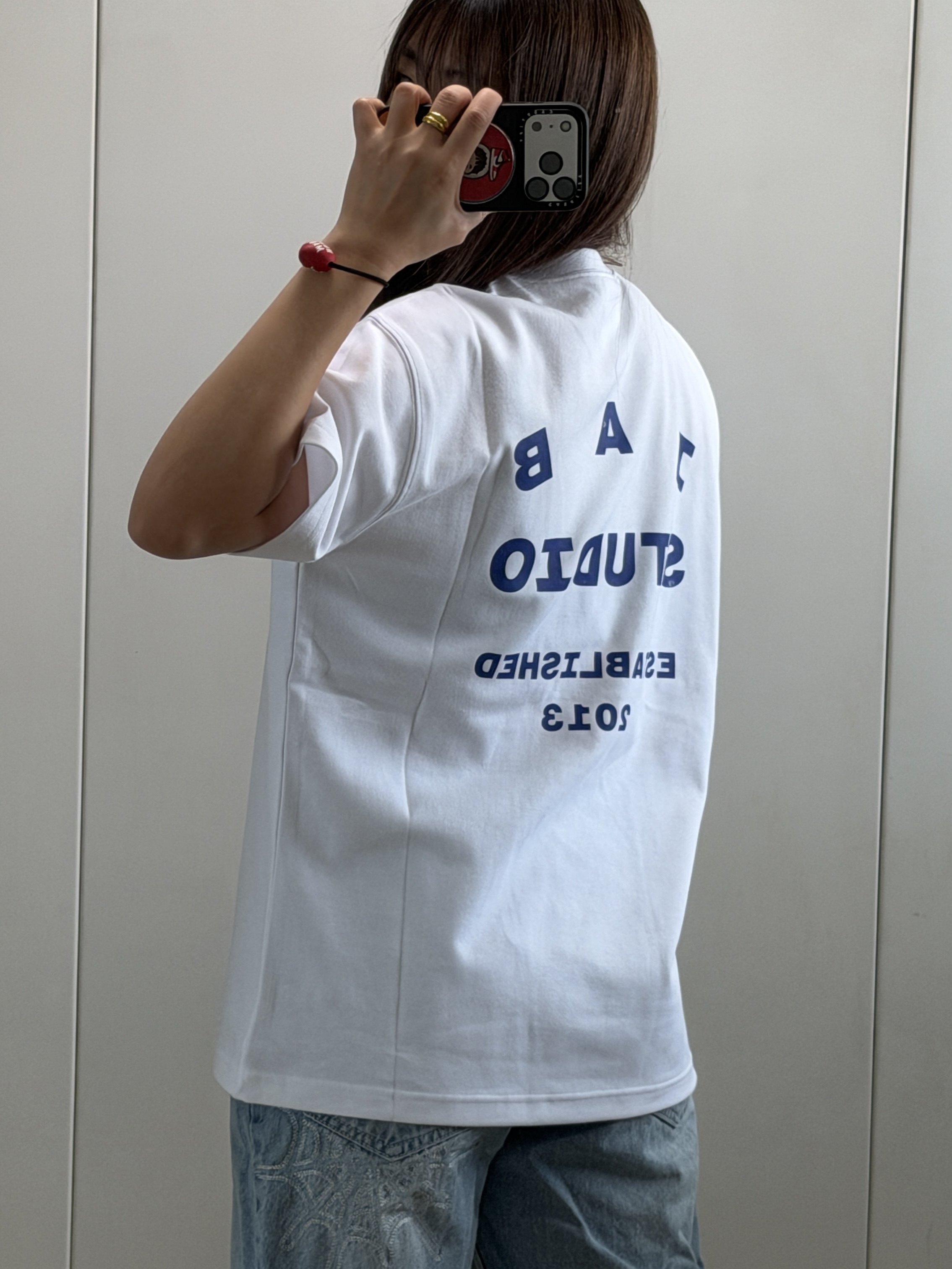 IAB Studio 26 IAB T-Shirt Charcoal White, IAB Studio 26 IAB T-Shirt White Navy 착용 스타일 - 2