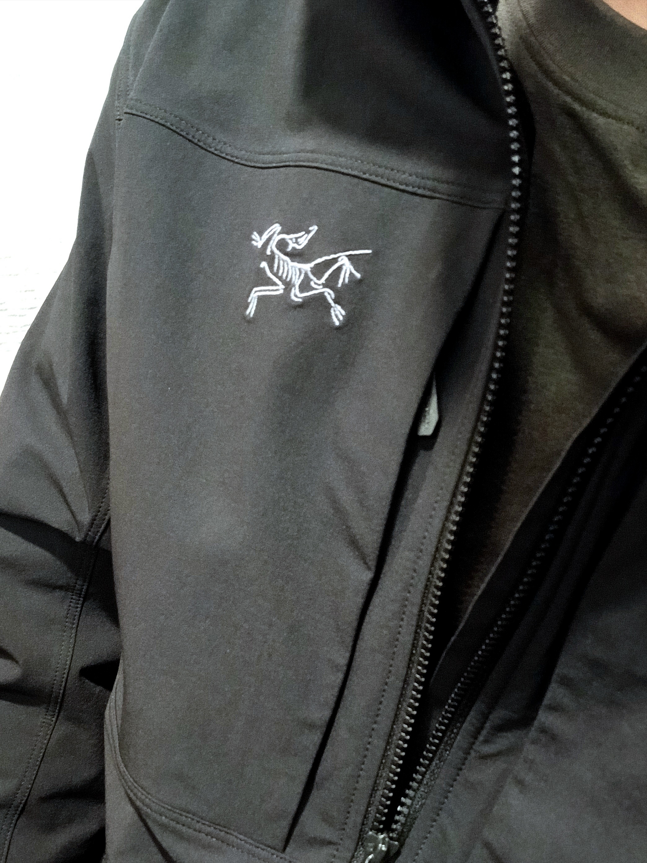 Arc'teryx Gore 5 Panel Cap Black, Arc'teryx Beta Jacket Black 착용 스타일 - 2