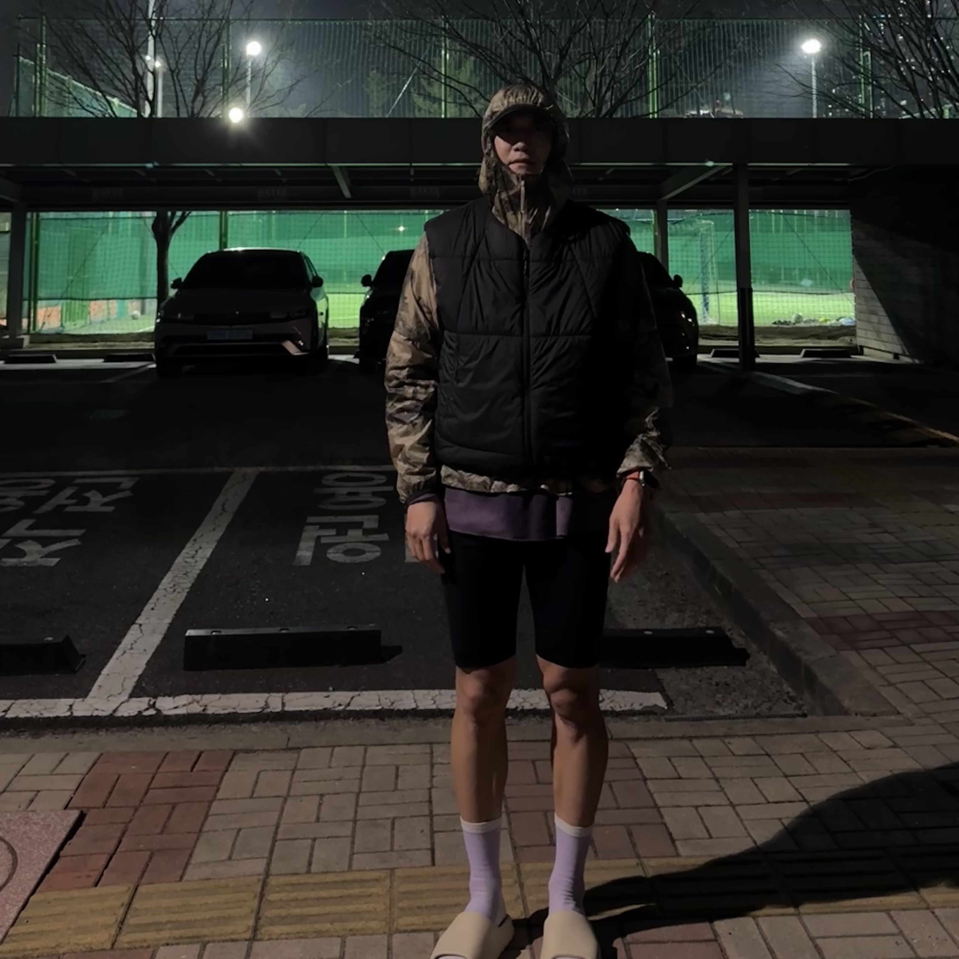 Satisfy Fuzzfleece AD Light Hoodie Falcon, Our Legacy x Goldwin Insulated Vest Jet Black 착용 스타일 - 5