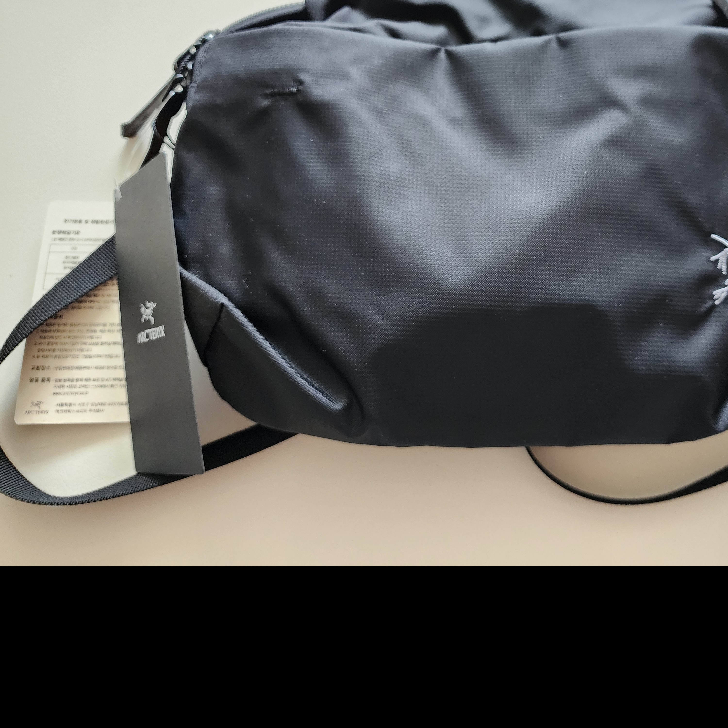 Arc'teryx Heliad 6 Crossbody Bag Black 착용 스타일