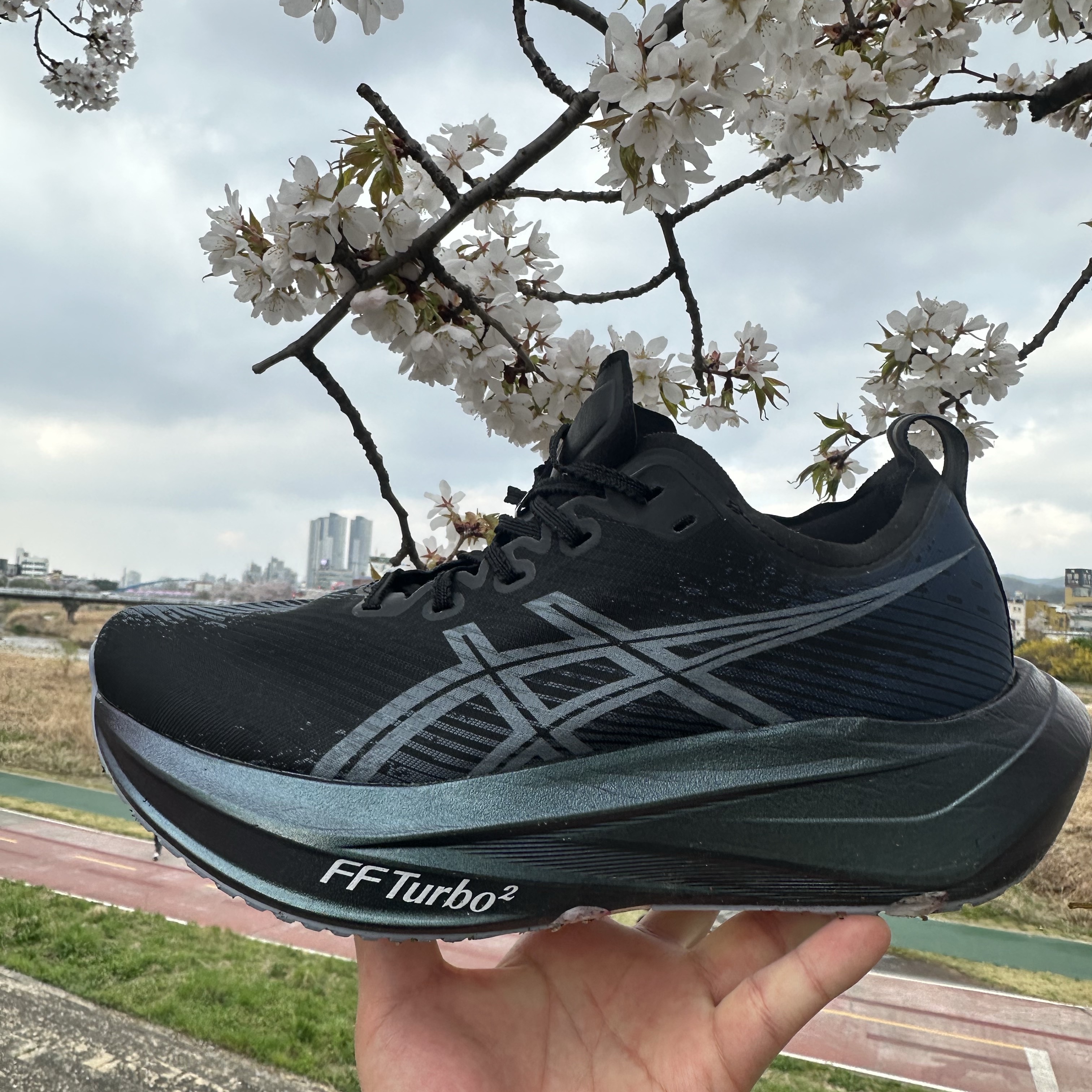 Asics Megablast Black White 착용 스타일 - 3