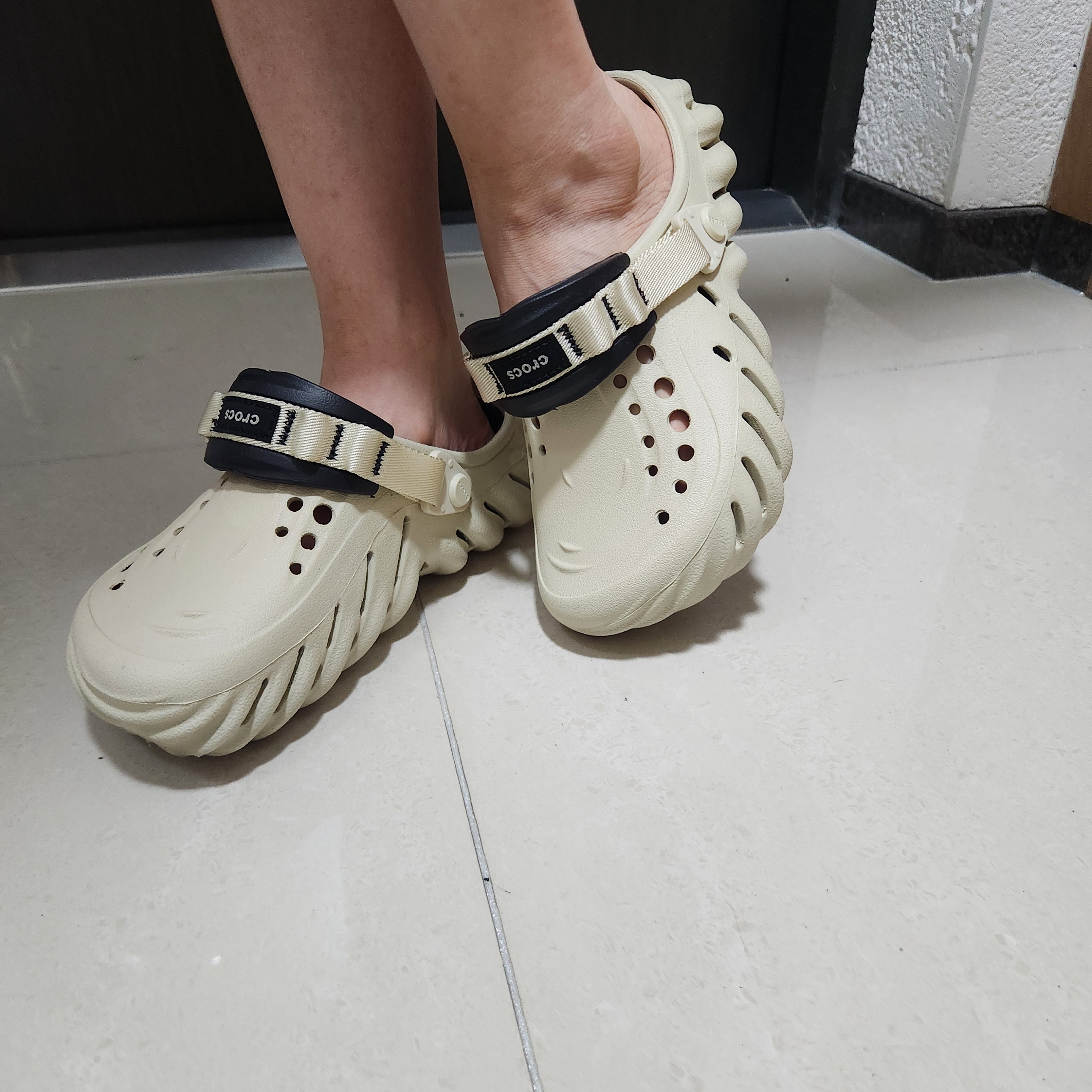 Crocs Echo Clog Bone Black 착용 스타일 - 2