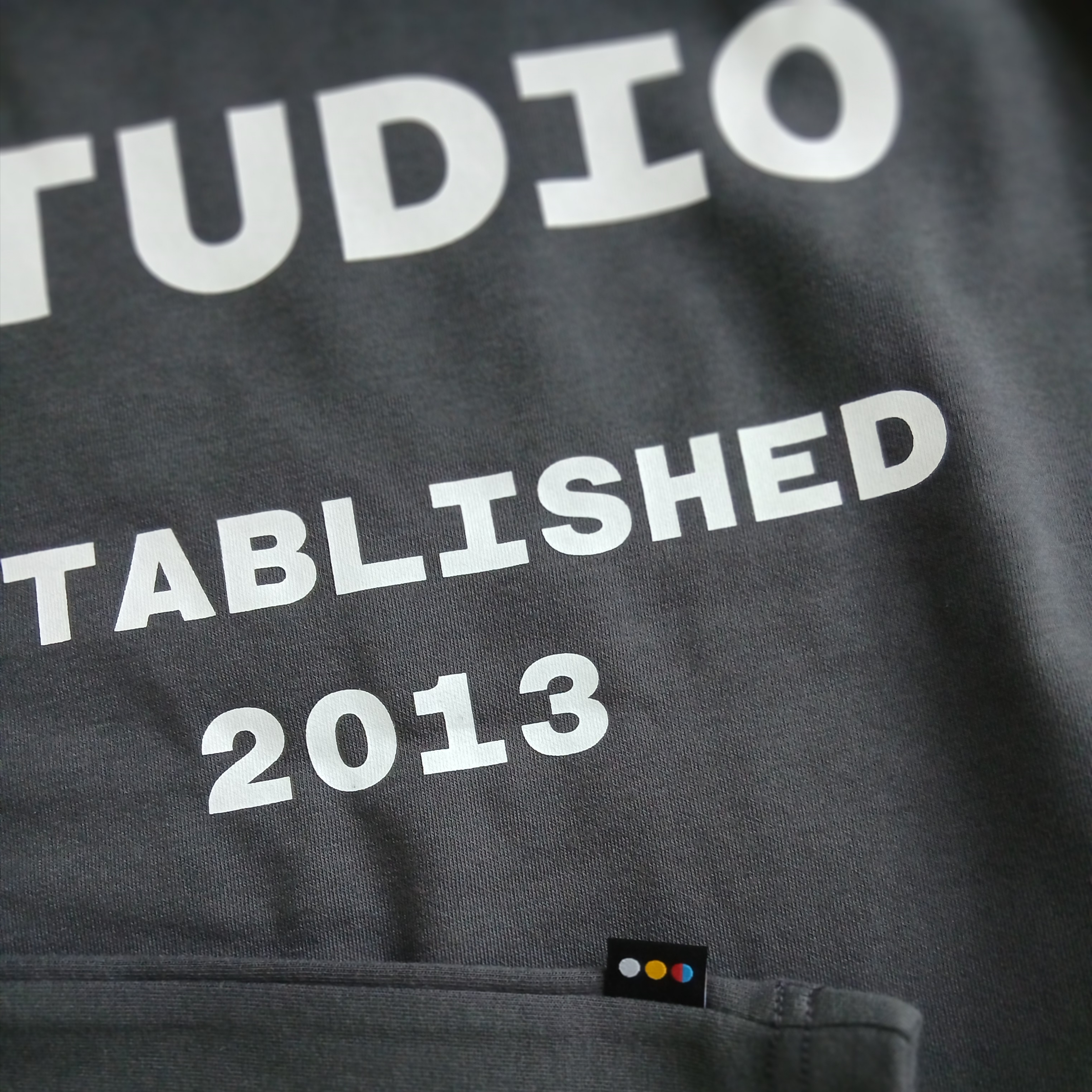 IAB Studio 26 IAB T-Shirt Charcoal White 착용 스타일 - 6