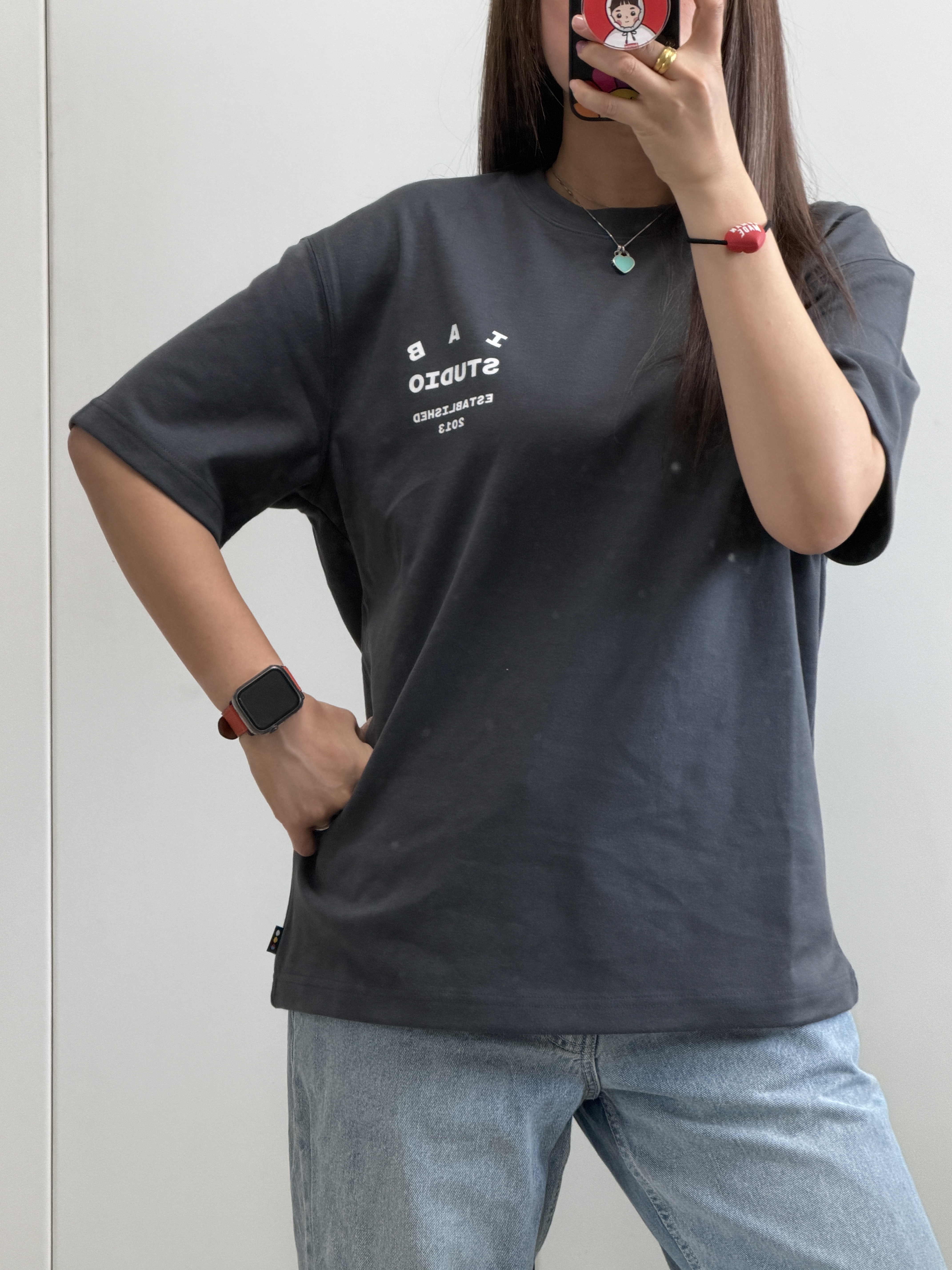 IAB Studio 26 IAB T-Shirt Charcoal White, IAB Studio 26 IAB T-Shirt White Navy 착용 스타일 - 1