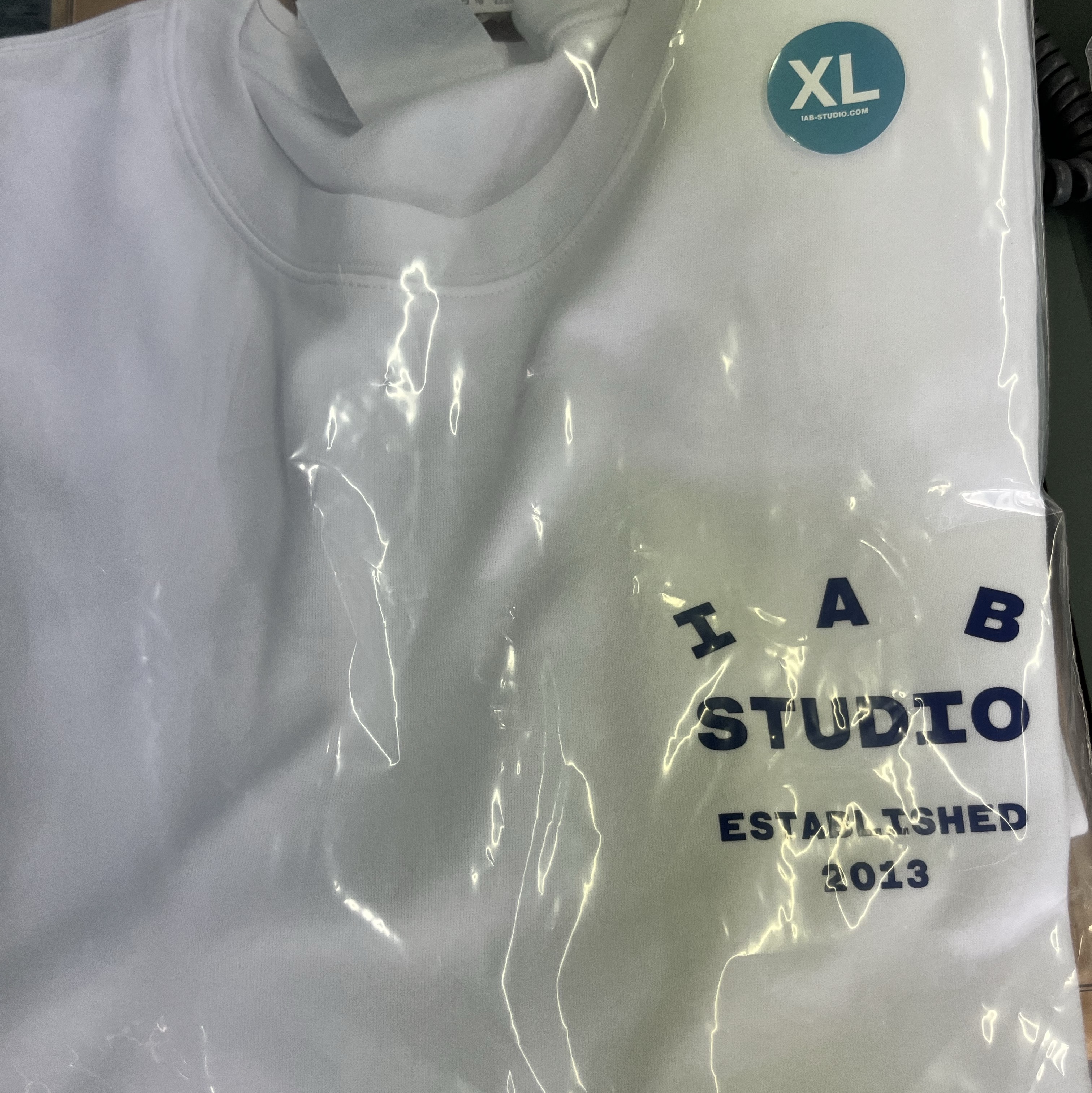 IAB Studio 26 IAB T-Shirt White Navy 착용 스타일