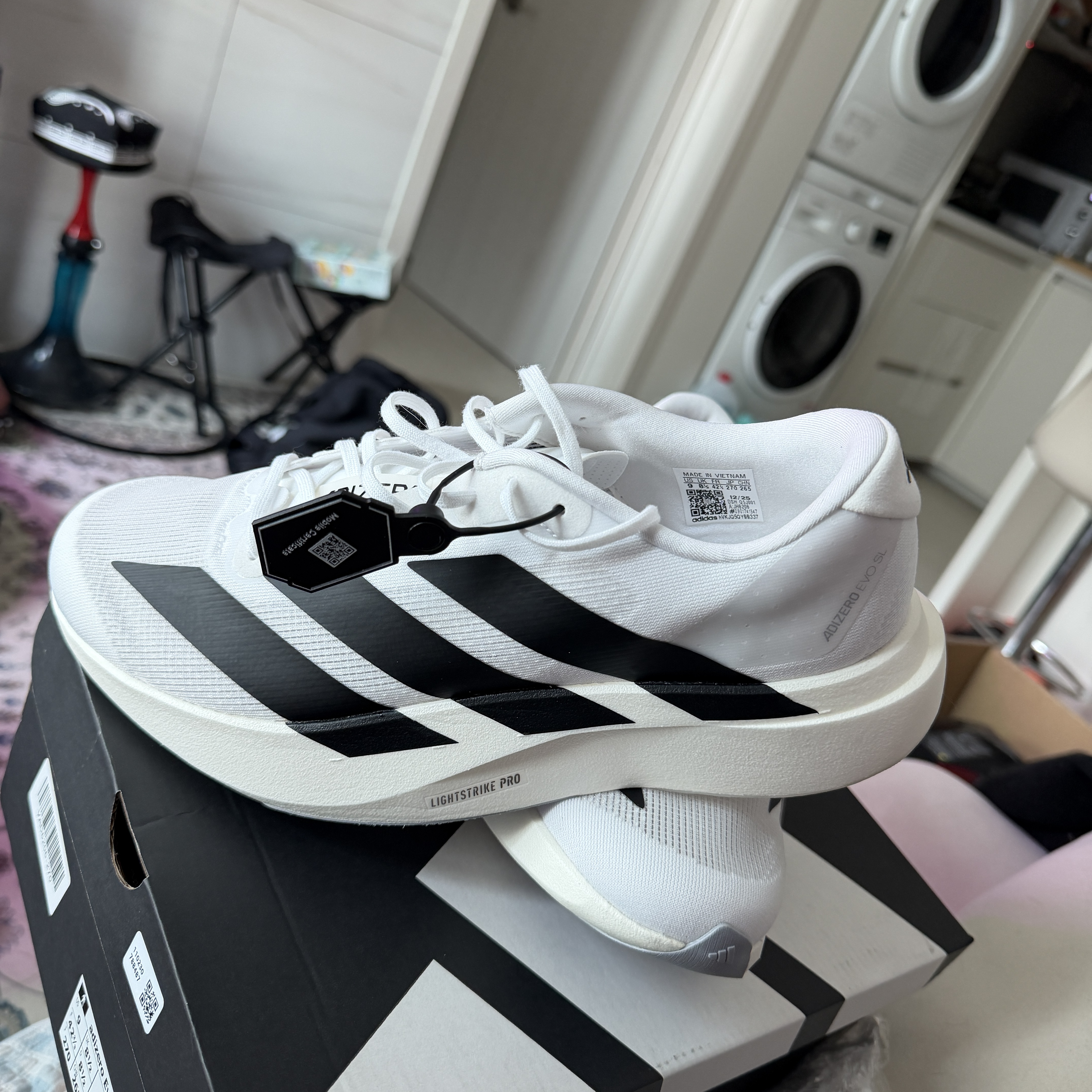 Adidas Adizero EVO SL Cloud White Core Black 착용 스타일