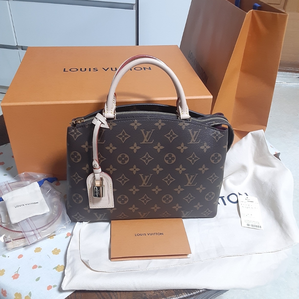 Louis Vuitton Petit Palais Monogram 착용 스타일
