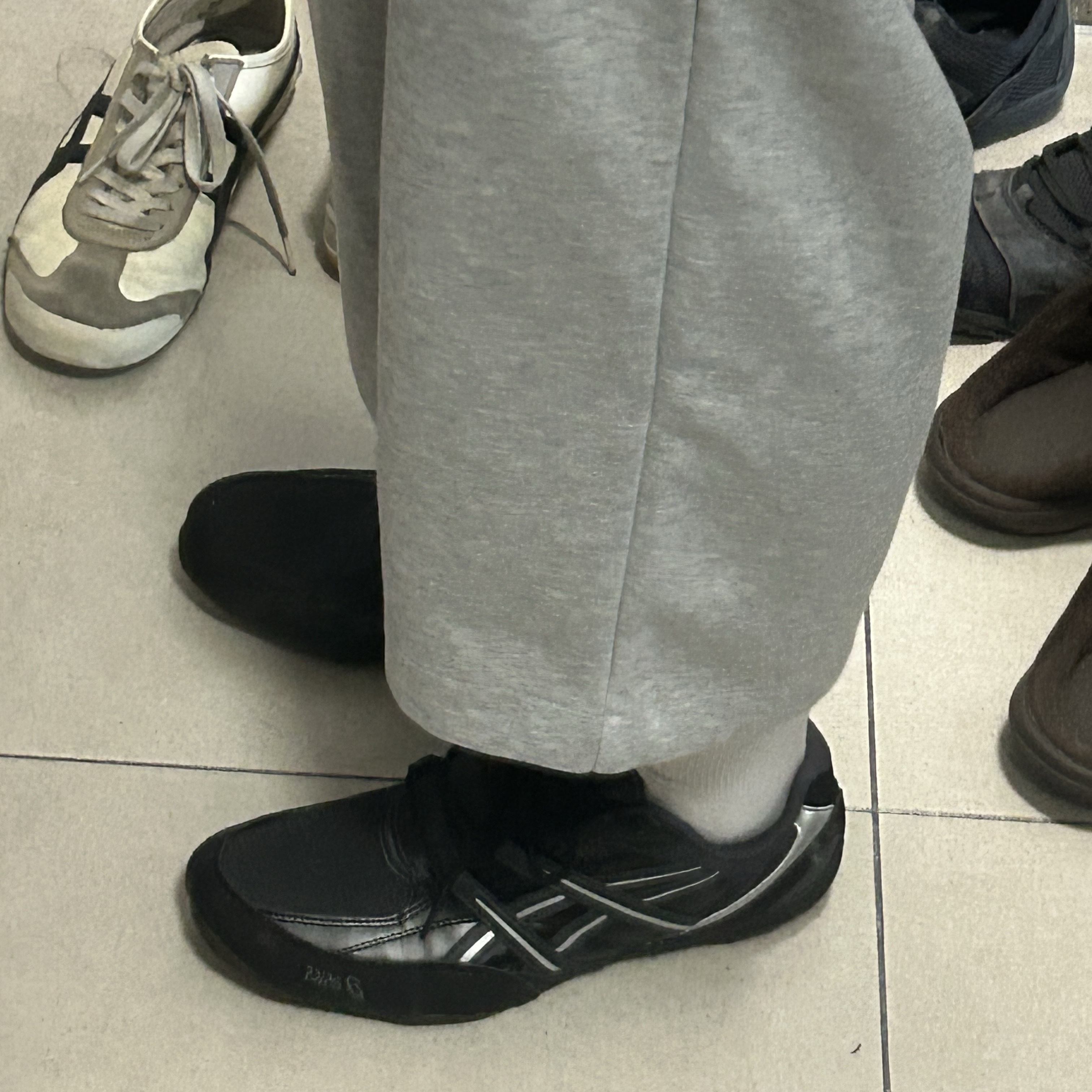 Asics Hypersync Graphite Grey Black 착용 스타일 - 3
