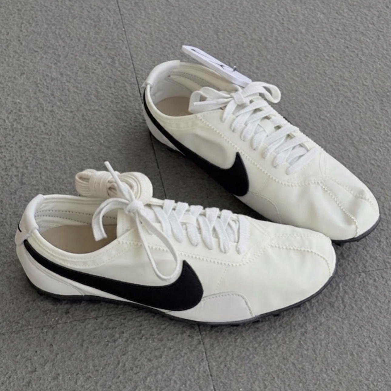 (W) Nike Moon Shoe Soft Pearl and Black 착용 스타일 - 3