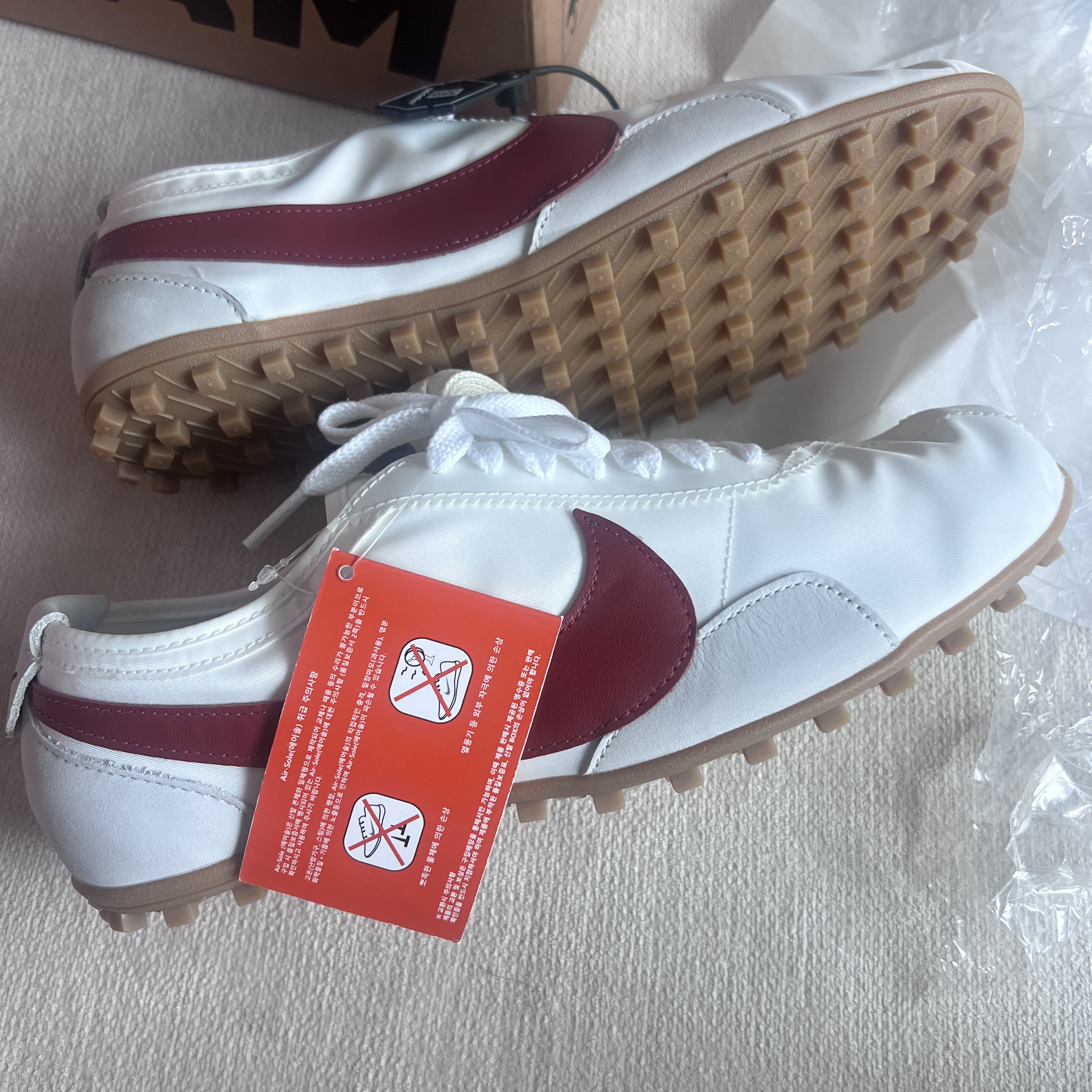 (W) Nike Moon Shoe Summit White Team Crimson 착용 스타일