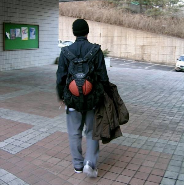 Oakley Icon RC Backpack Blackout - 26SS 착용 스타일 - 1