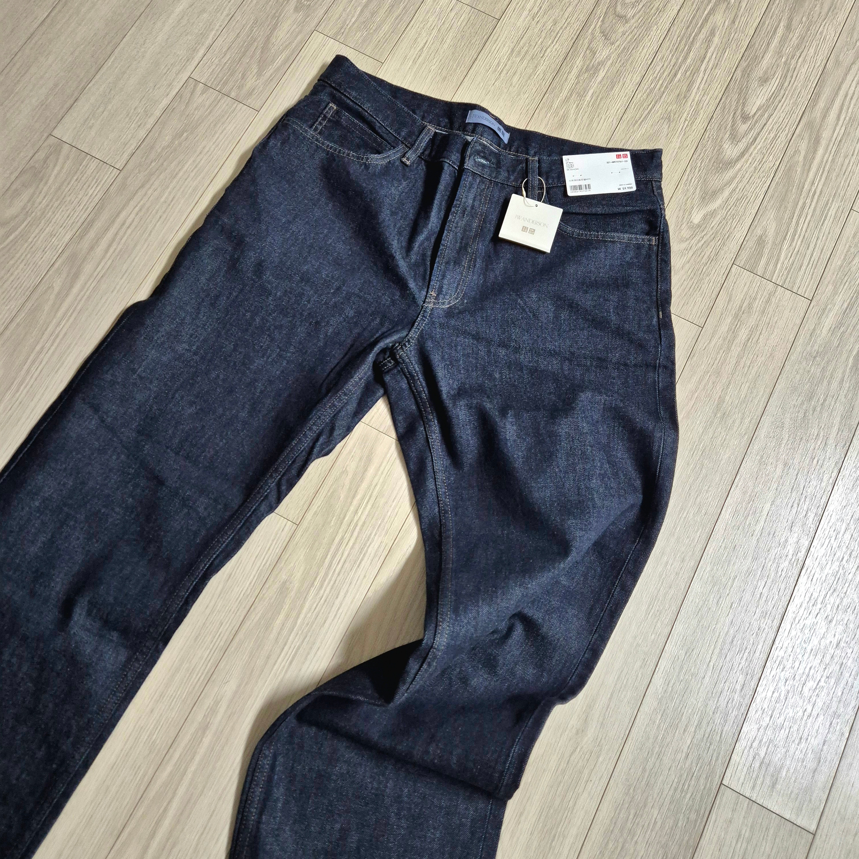 Uniqlo x JW Anderson Selvedge Straight Jeans Navy 착용 스타일 - 2