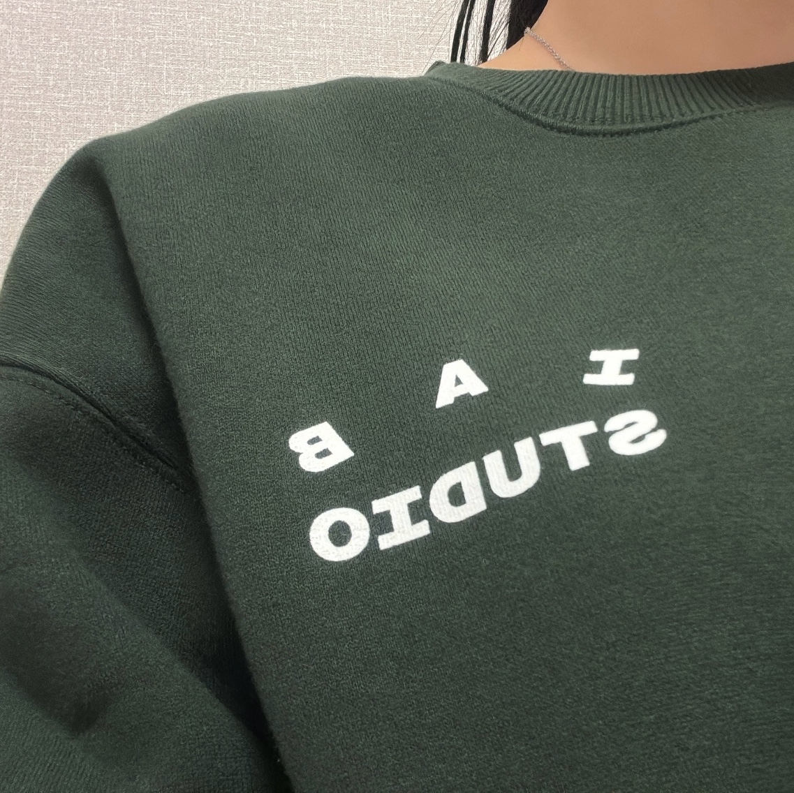 IAB Studio Sweatshirt Deep Green 2026 Ver. 착용 스타일