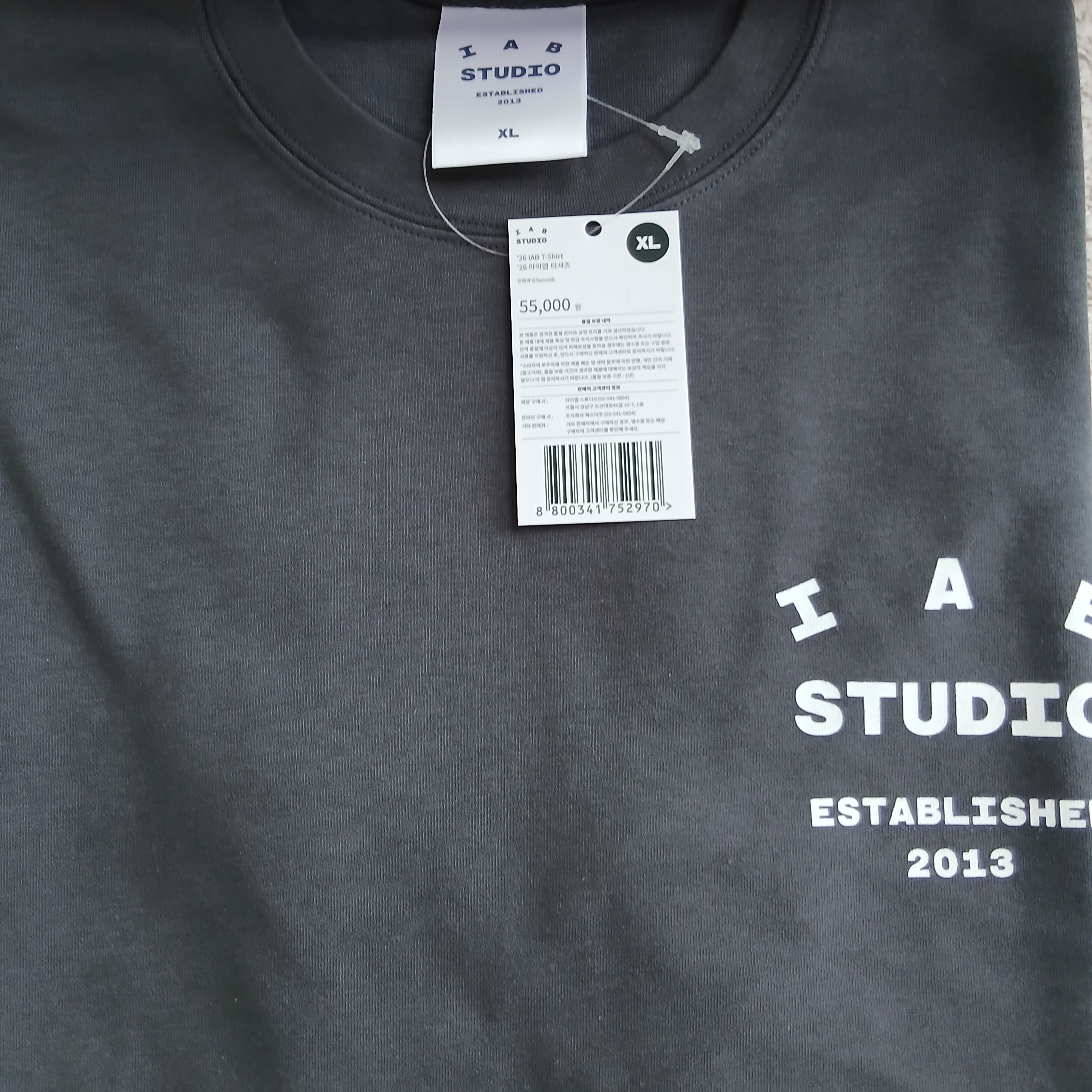 IAB Studio 26 IAB T-Shirt Charcoal White 착용 스타일 - 5