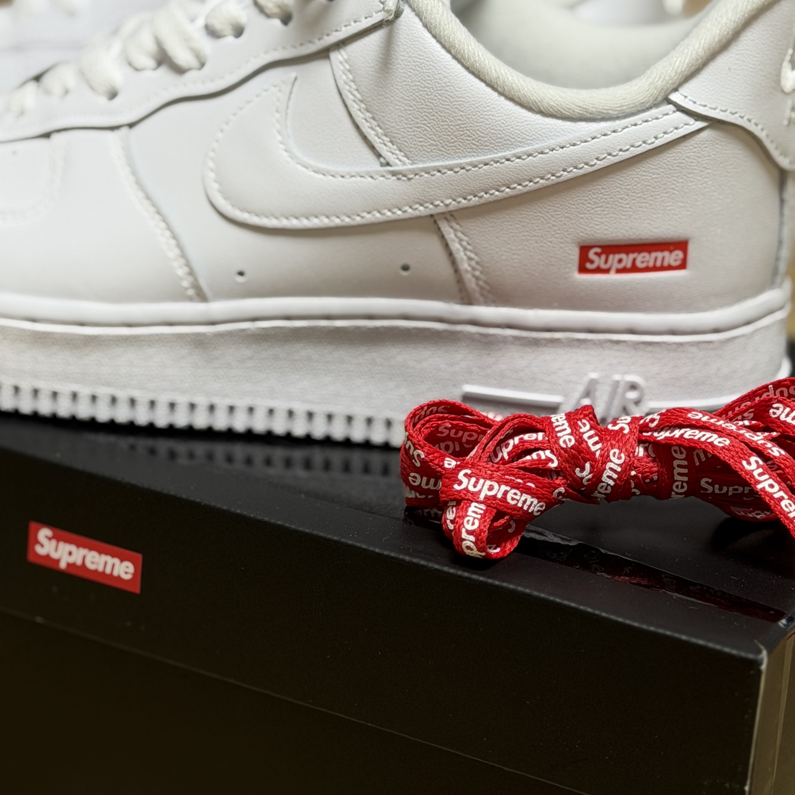 Nike x Supreme Air Force 1 Low White 착용 스타일 - 4