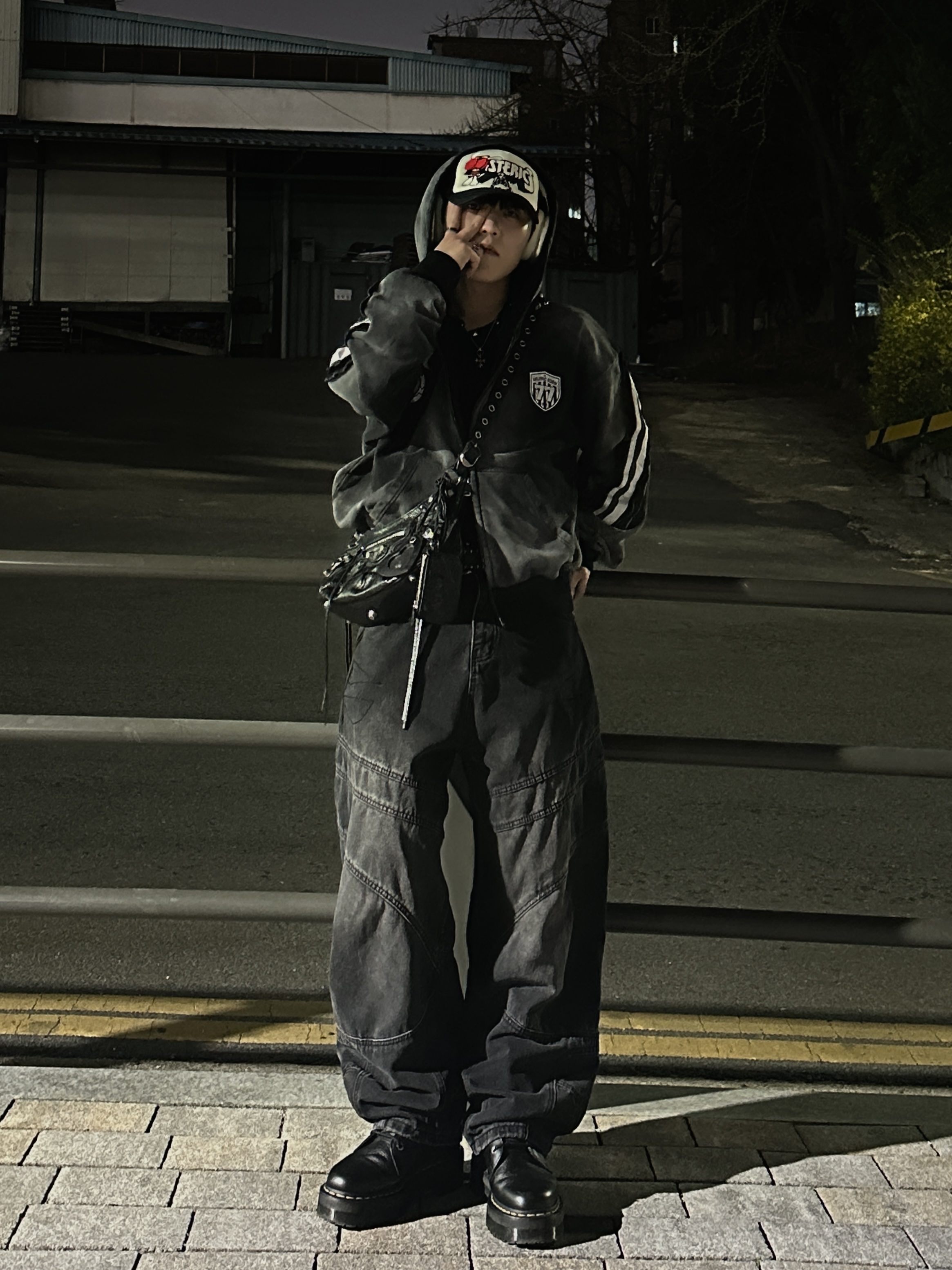 Dr. Martens Jadon III Boots Black, Balenciaga Le Cagole Small Shoulder Bag Black 착용 스타일 - 1