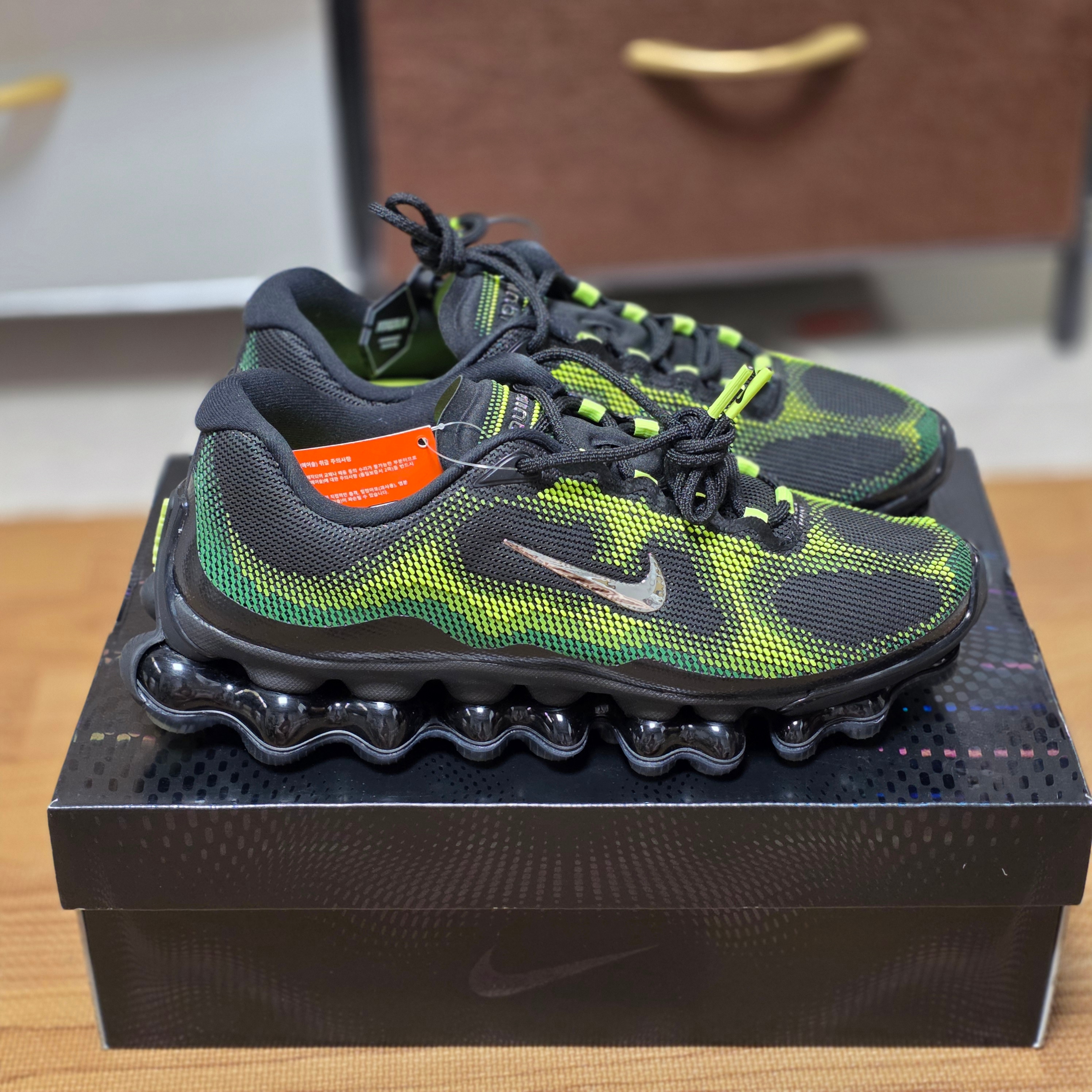 Nike Air Liquid Max Radiant Green and Green Apple 착용 스타일 - 2