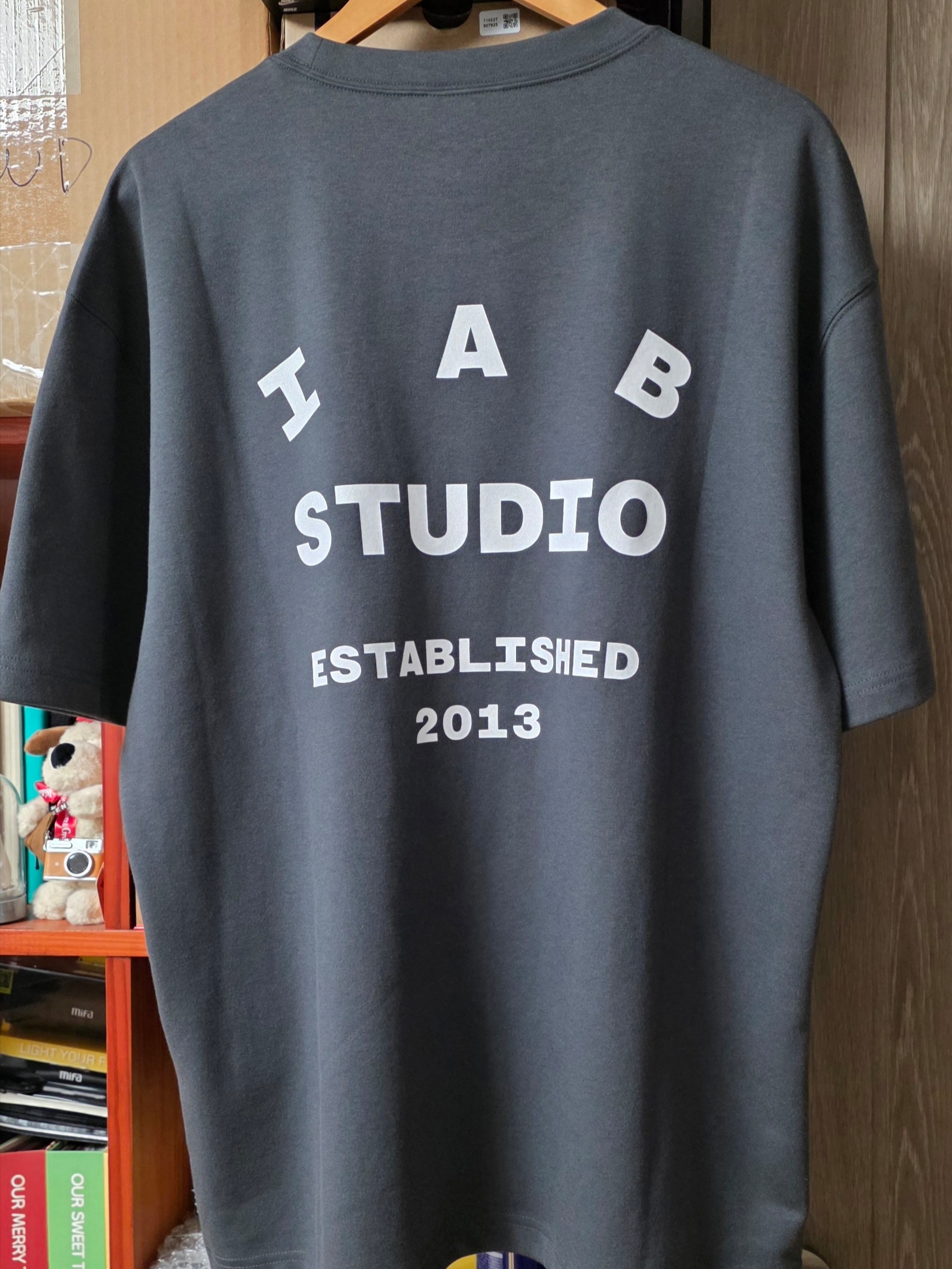 IAB Studio 26 IAB T-Shirt Charcoal White 착용 스타일 - 1