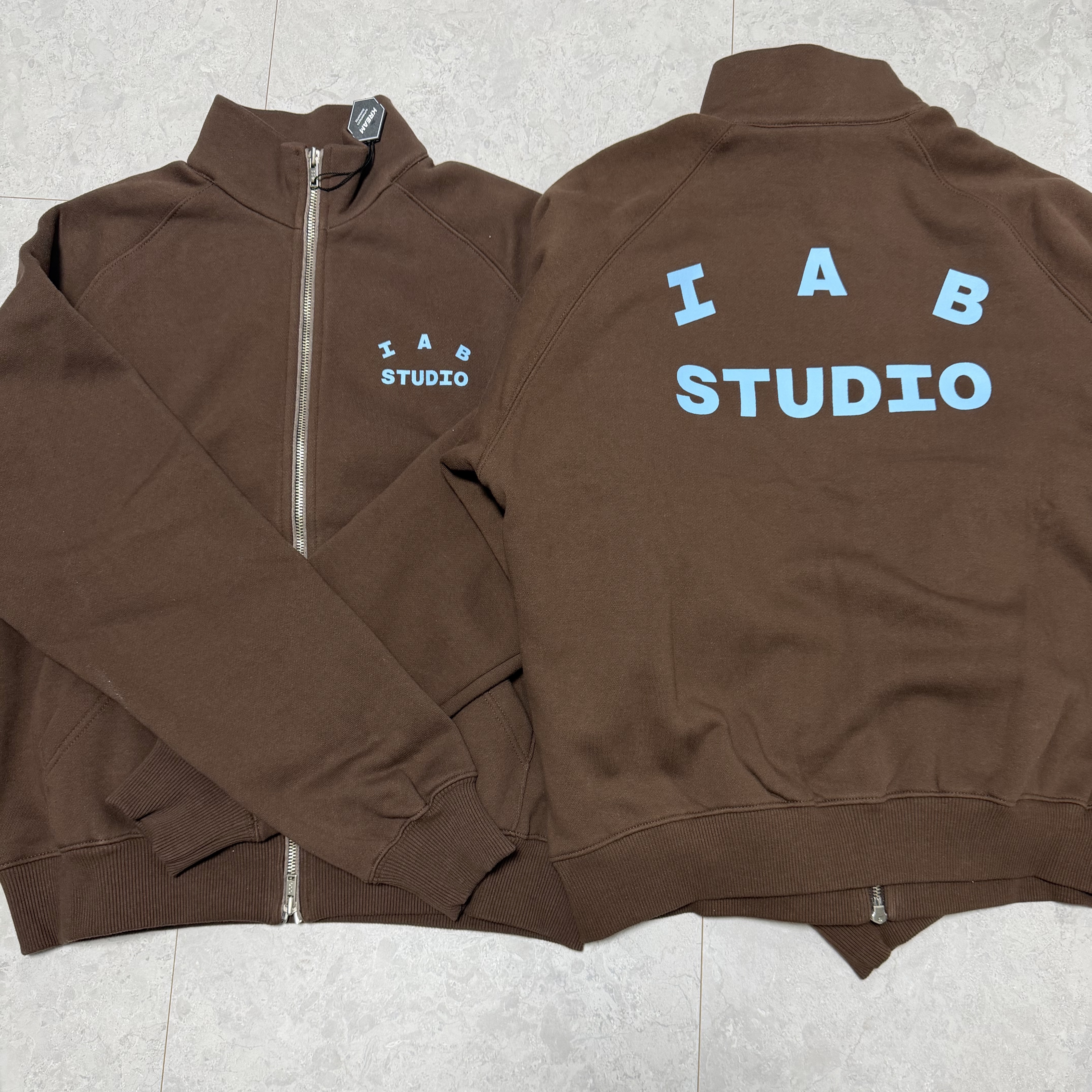 IAB Studio IAB 2Way Full Zip-up Brown 착용 스타일