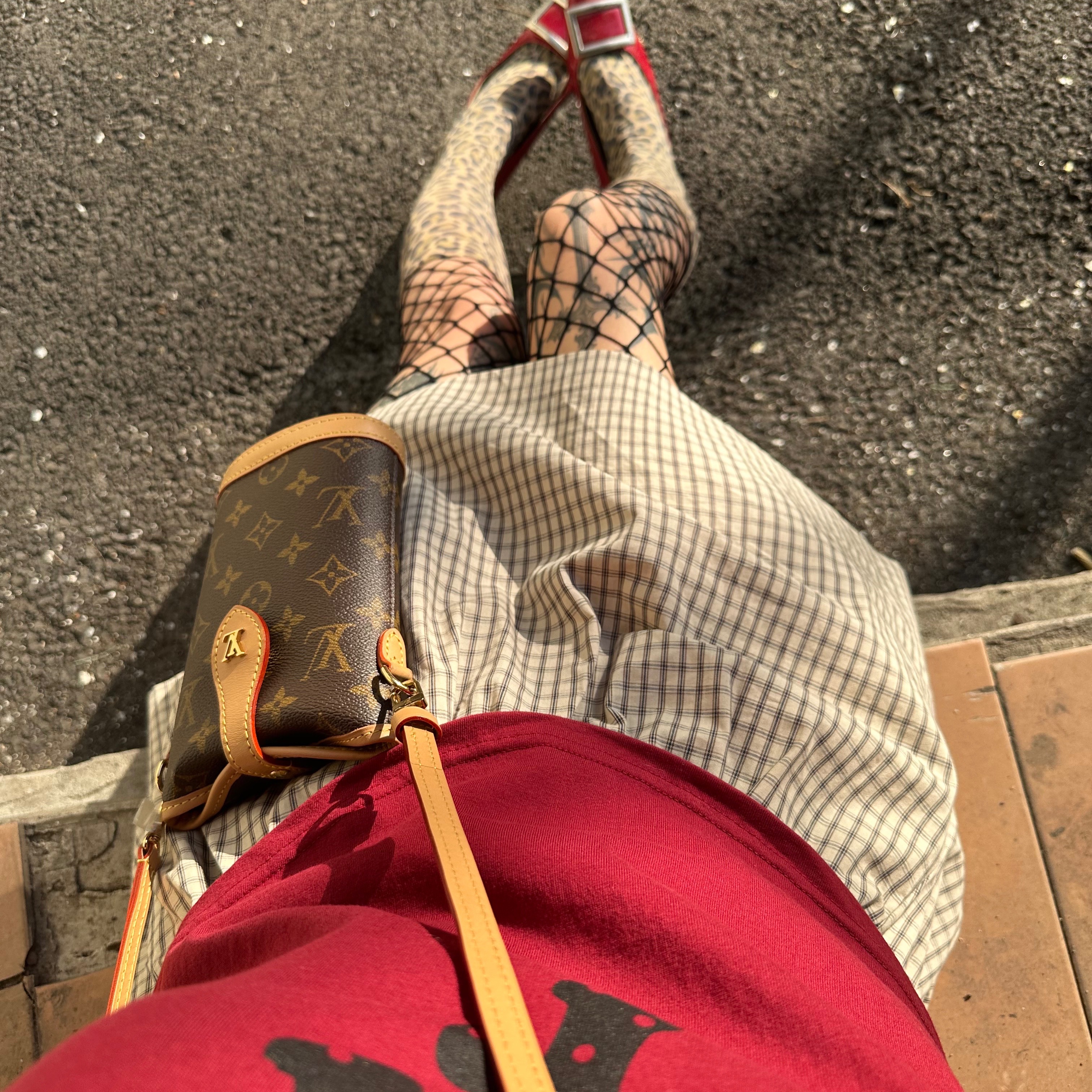 Louis Vuitton Fold Me Pouch Monogram 착용 스타일 - 2