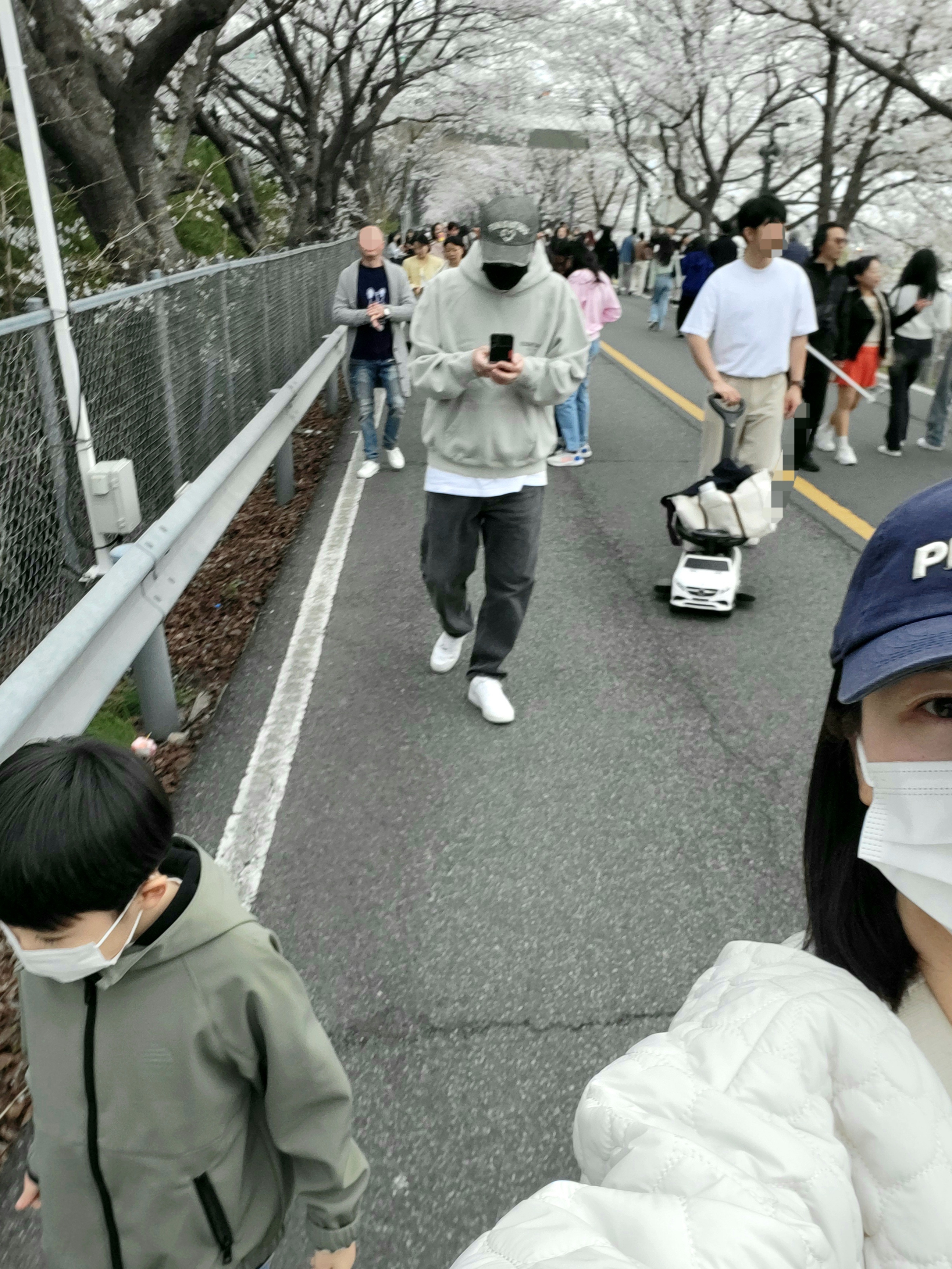 Essentials Pullover Hoodie Concrete - Ssense Exclusive, Levi's Silvertab Loose Fit Jeans Black 착용 스타일 - 1