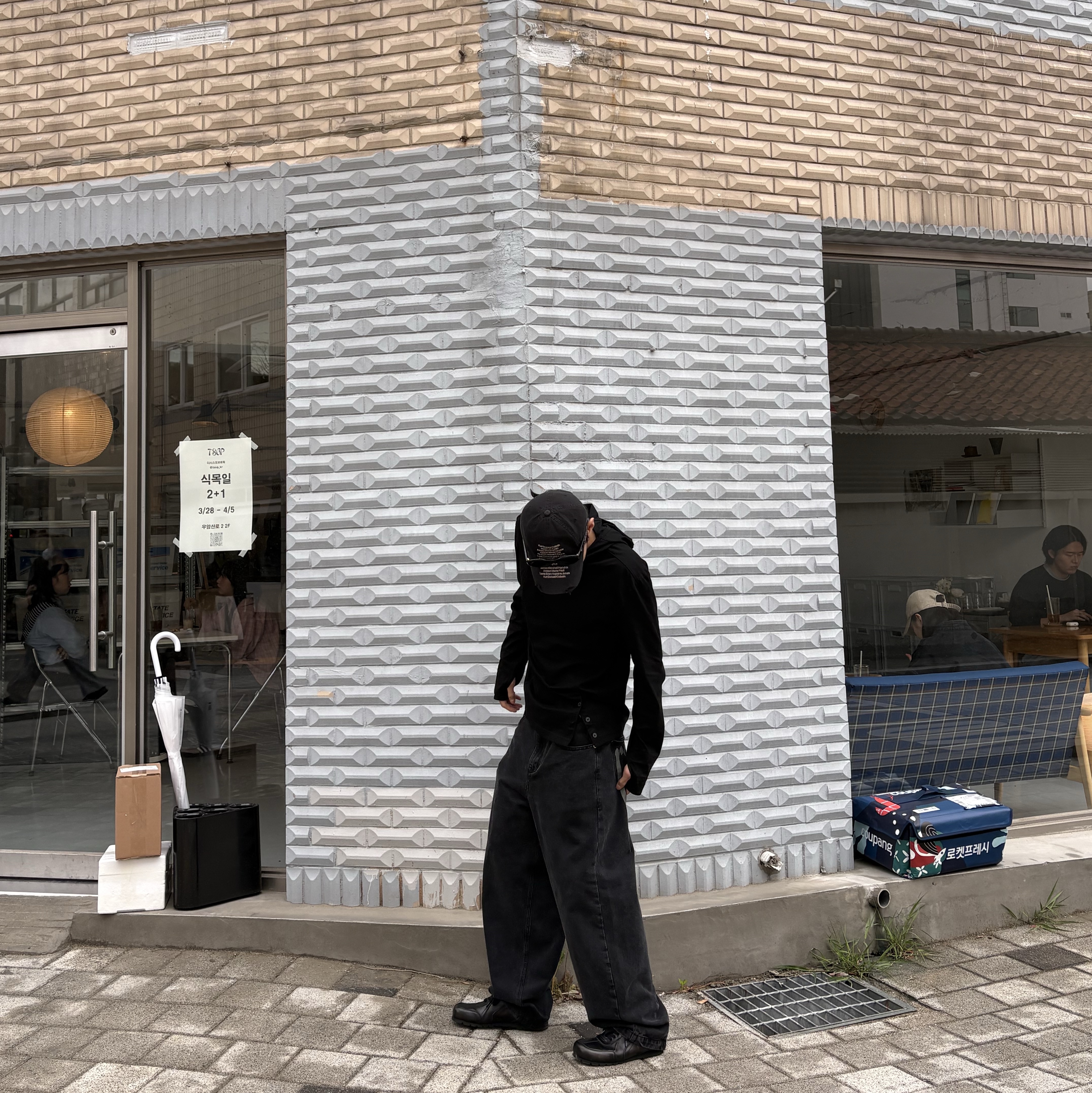 Prada Symbole Sunglasses Slate Gray Lenses Alternative fit, NOMANUAL Raw Vision Denim Pants Washed Black 착용 스타일 - 1