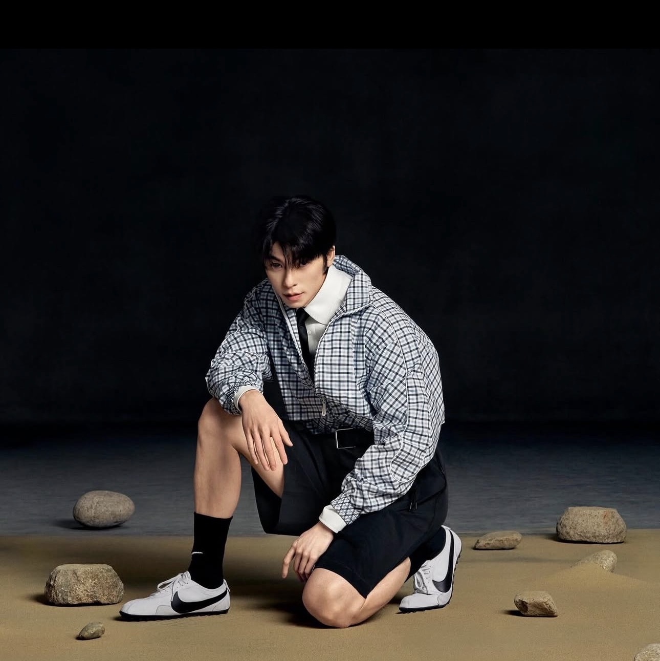 (W) Nike Moon Shoe Soft Pearl and Black 착용 스타일 - 1