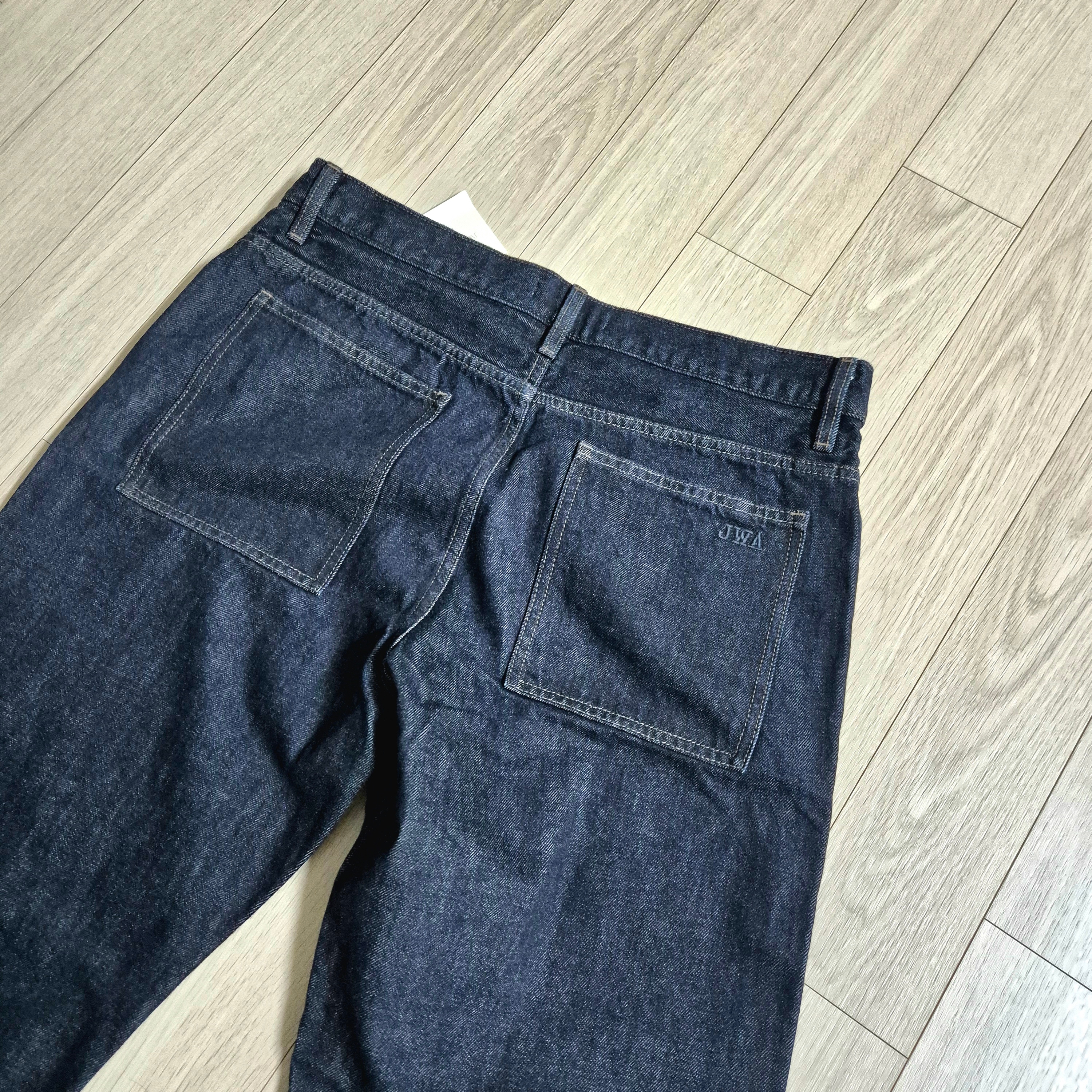 Uniqlo x JW Anderson Selvedge Straight Jeans Navy 착용 스타일 - 3