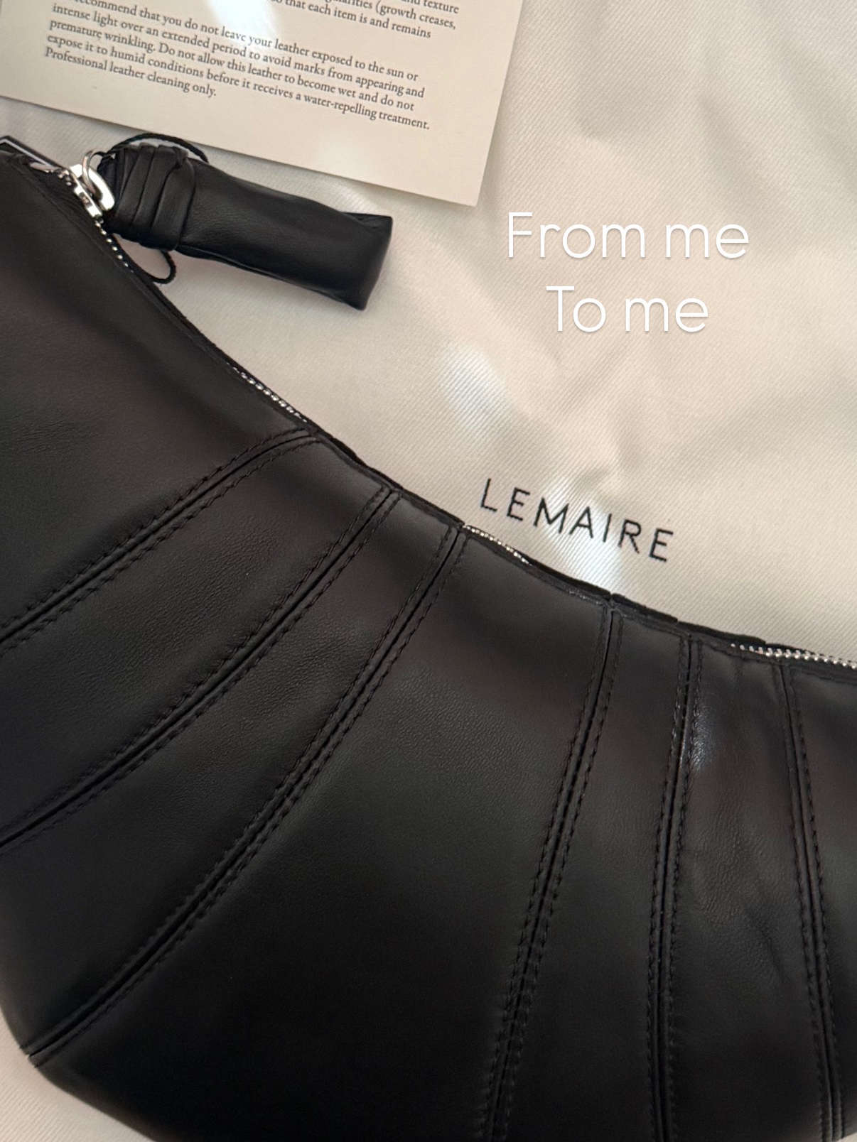 Lemaire Small Croissant Bag Soft Nappa Leather Black 착용 스타일