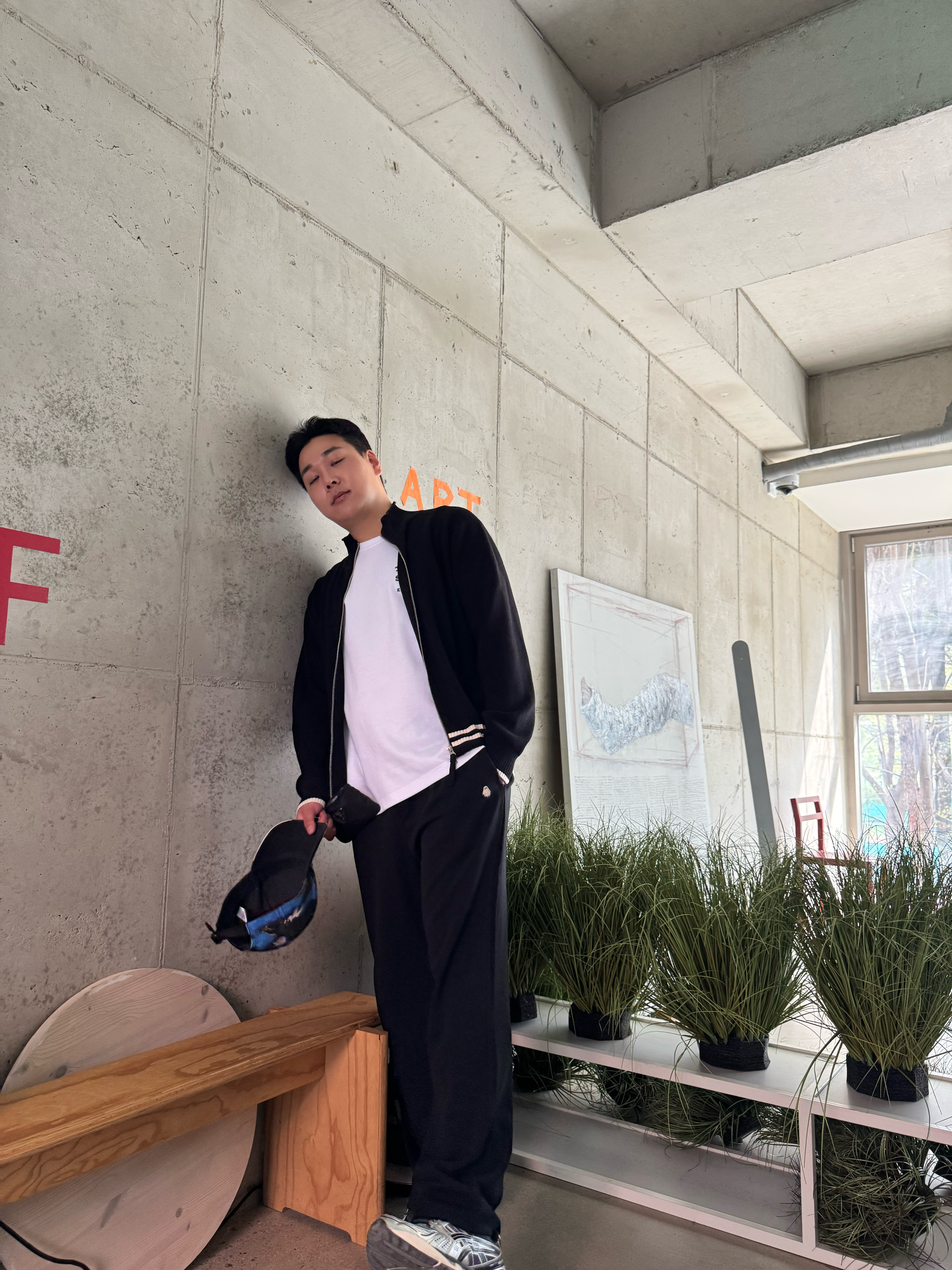 Matin Kim Spell Point Stripe Knit Cardigan Black, Supreme x MM6 Maison Margiela Split 6-Panel Black - 26SS 착용 스타일 - 1