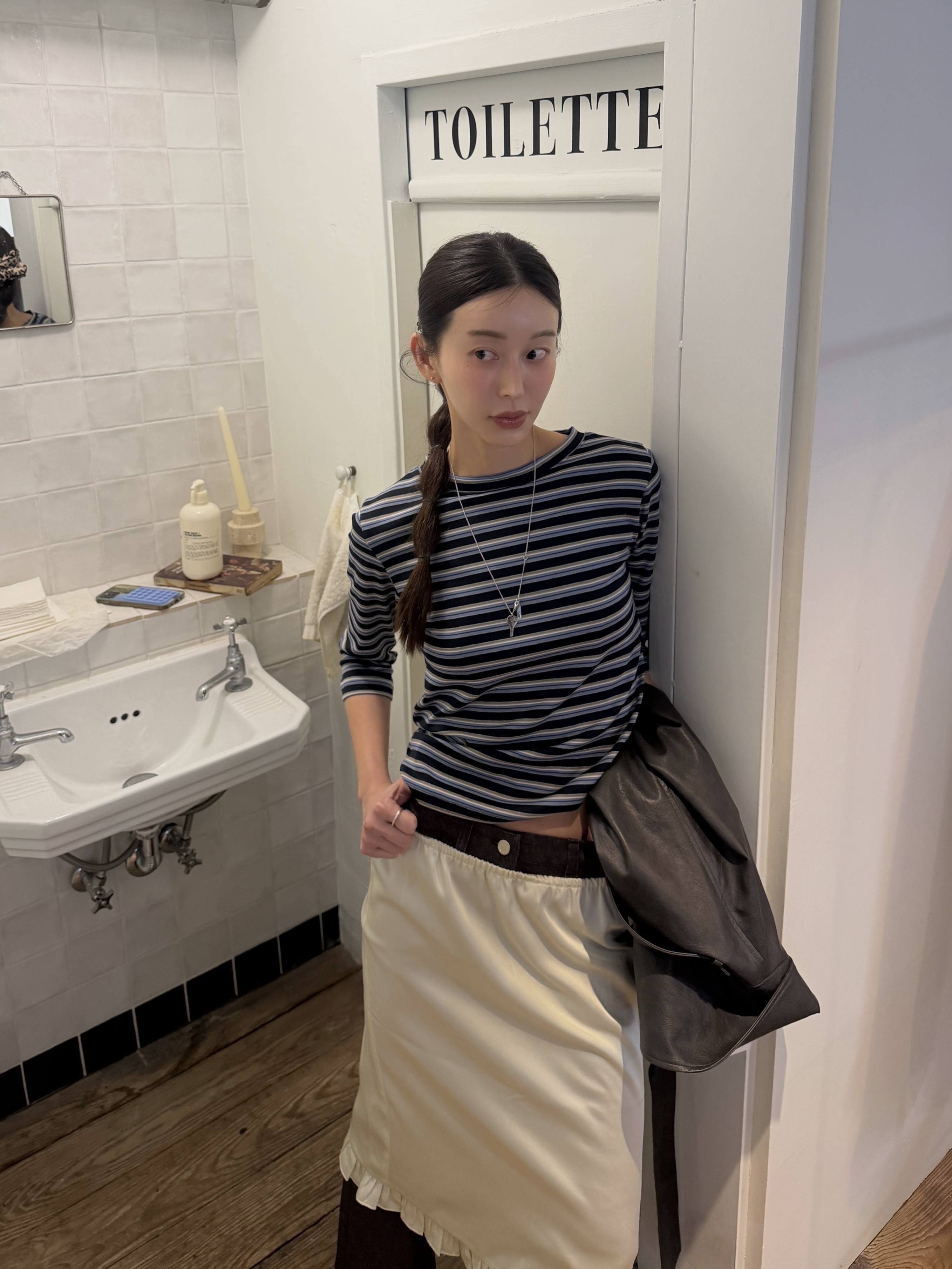 [KREAM 단독] NUMBERING #7717 Rose Key Pendant Necklace Silver 착용 스타일 - 1