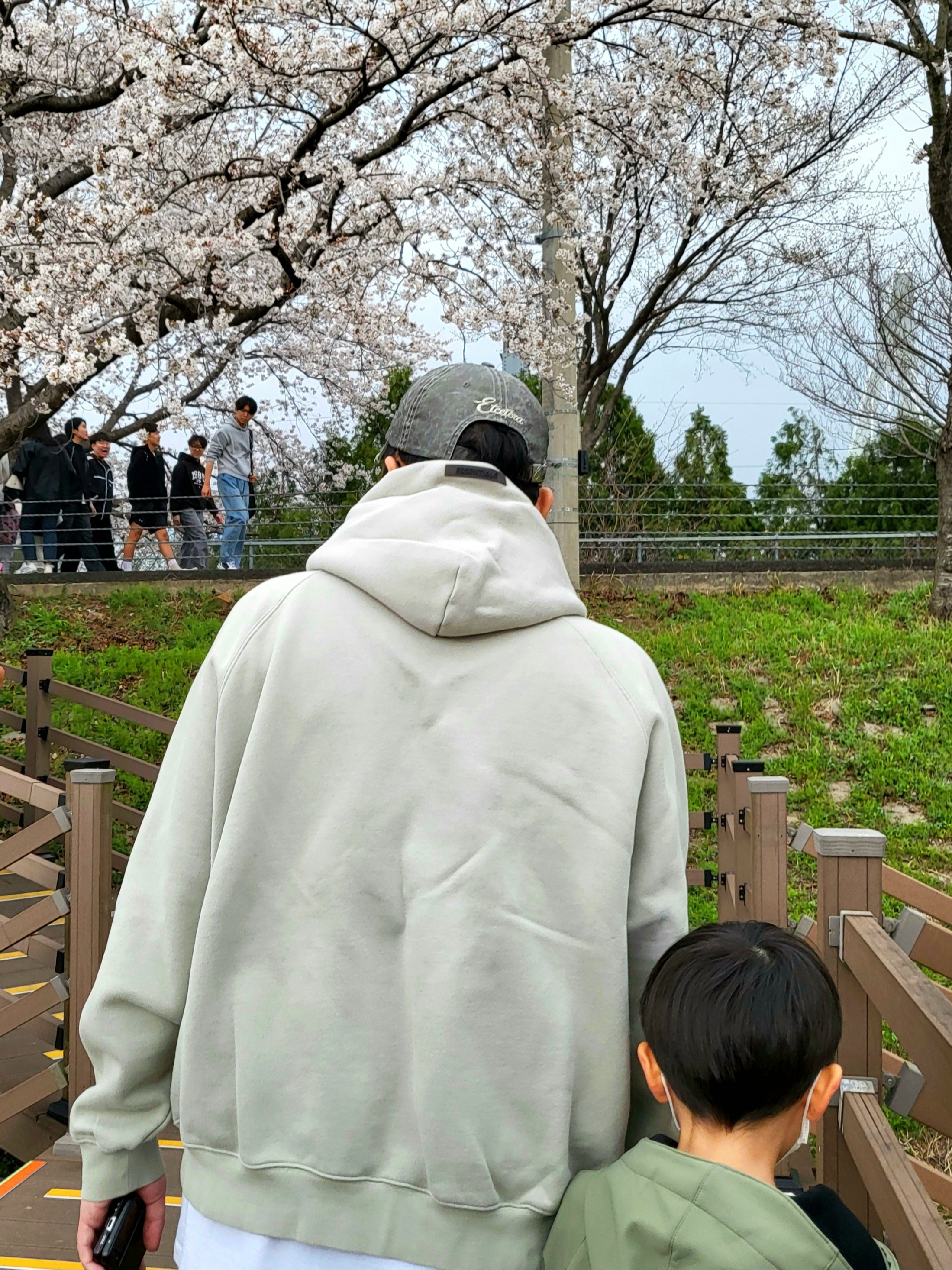 Essentials Pullover Hoodie Concrete - Ssense Exclusive, Levi's Silvertab Loose Fit Jeans Black 착용 스타일 - 2