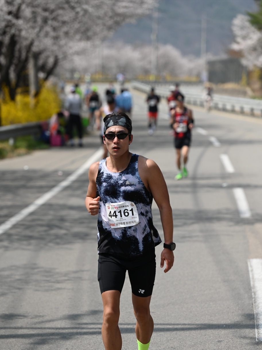 [KREAM 단독] runwhither Race Seamless Singlet Heima 착용 스타일 - 2