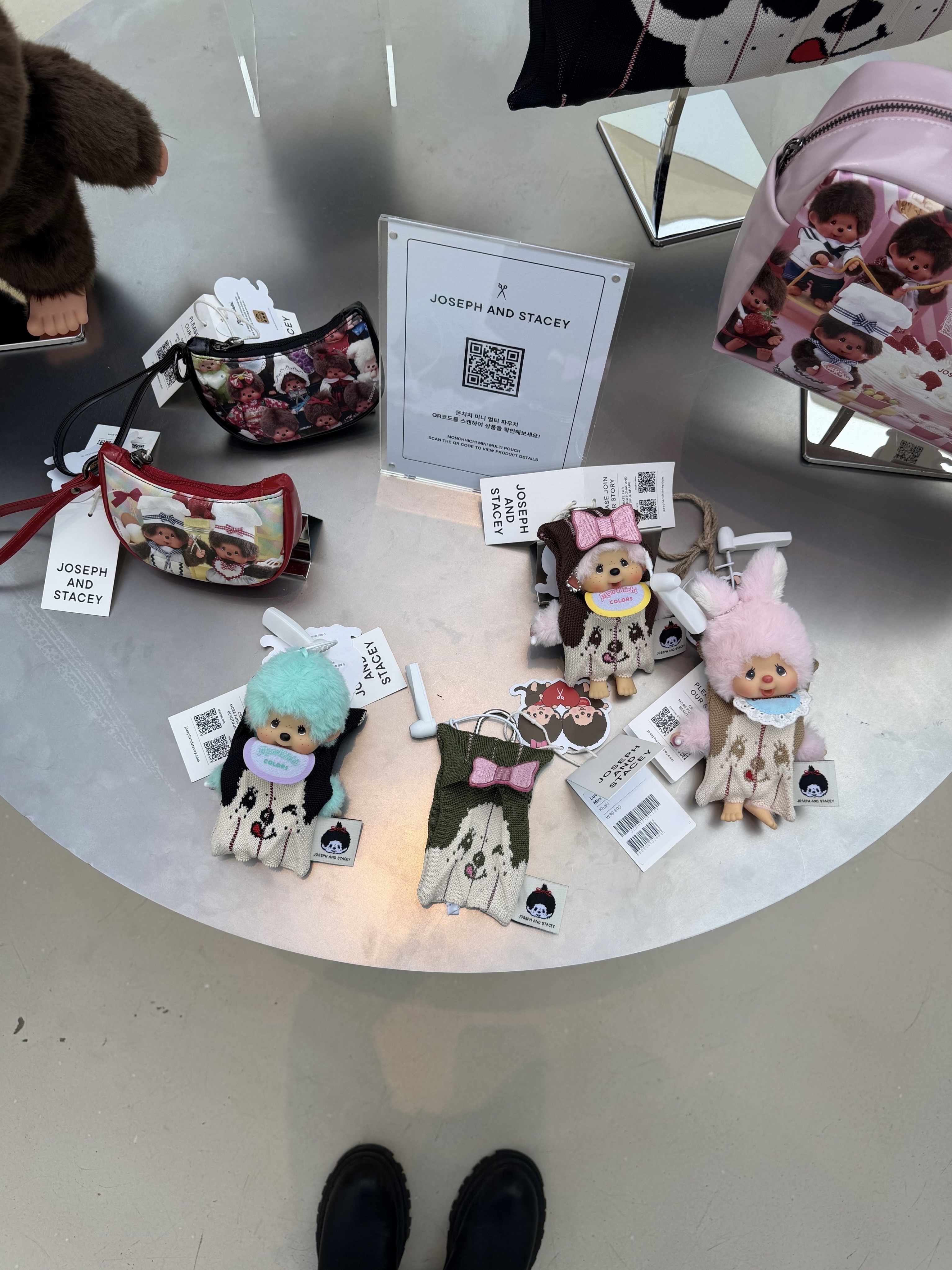 JOSEPH&STACEY Bib Pouch Team Monchhichi Black, JOSEPH&STACEY Lucky Pleats Knit  Mini Multi Pouch Monchhichi Girl Brown with Ribbon Wappen Pink 착용 스타일 - 3