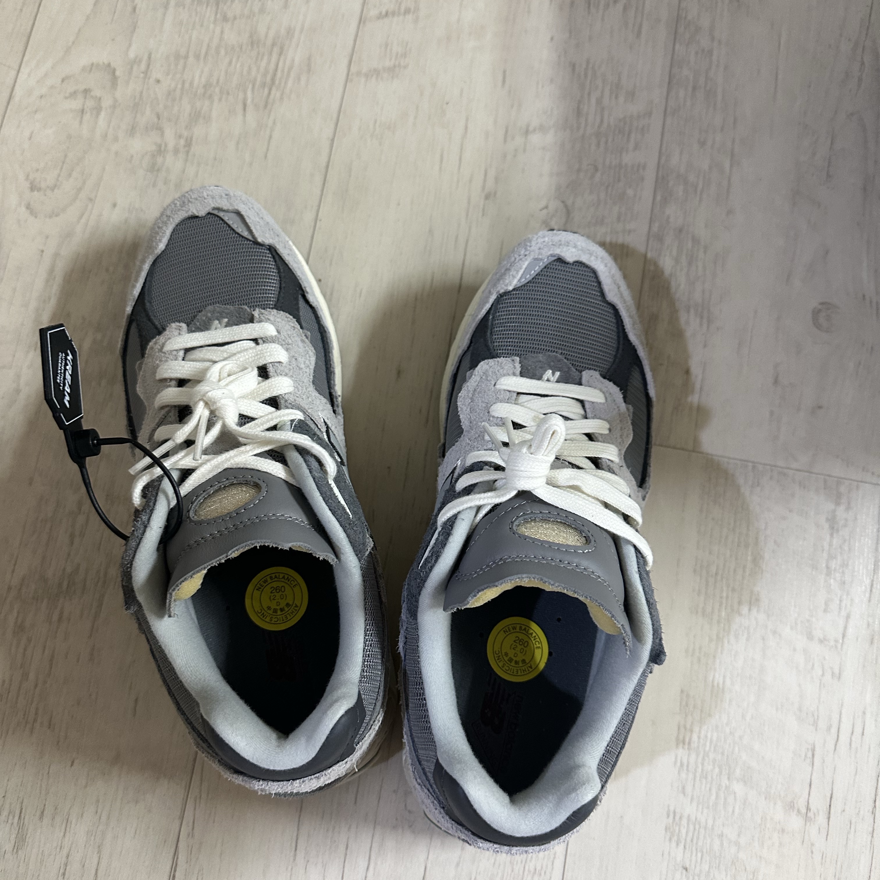 New Balance 2002R Protection Pack Rain Cloud 착용 스타일 - 1
