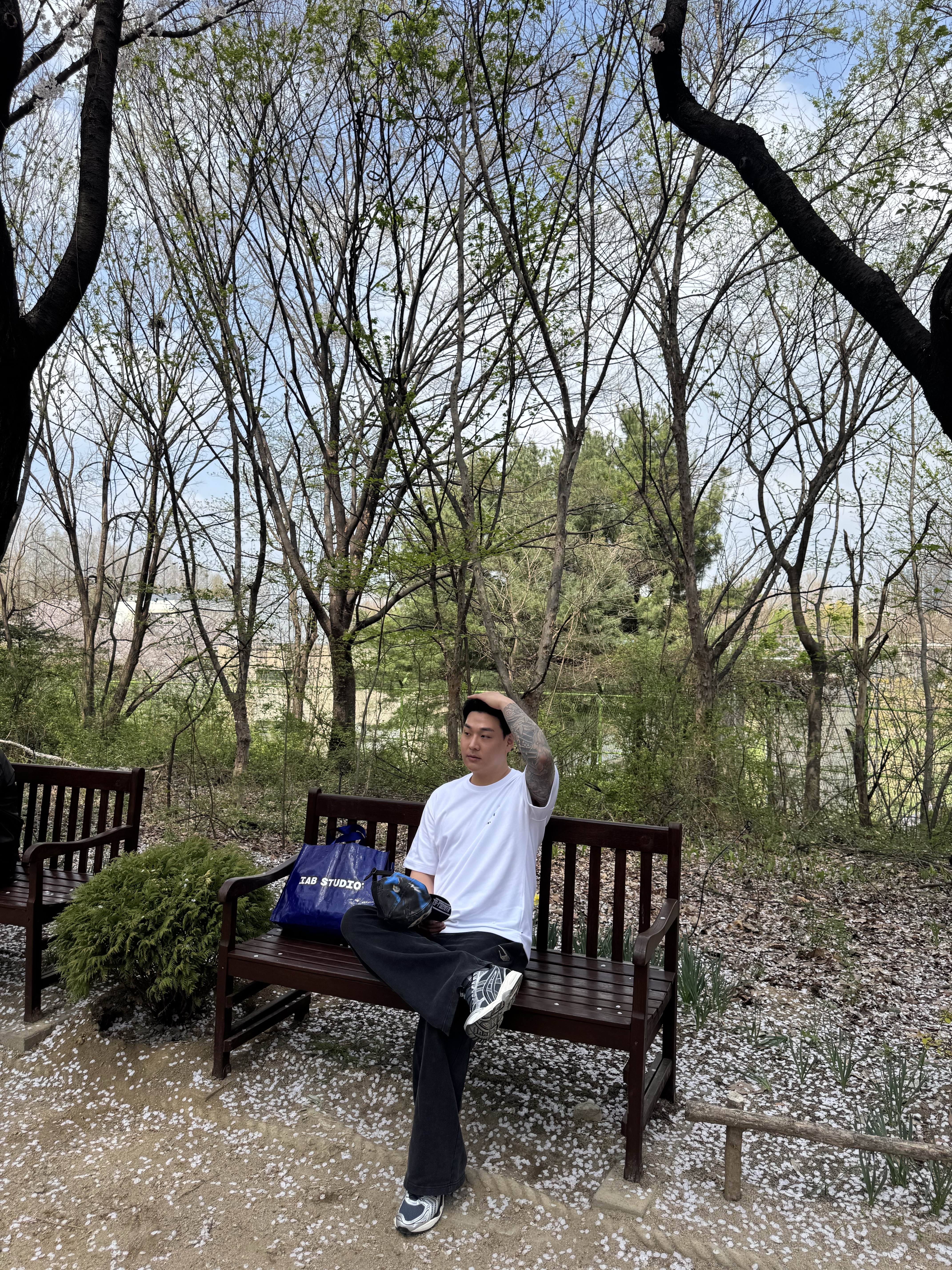 Supreme x MM6 Maison Margiela Split 6-Panel Black - 26SS, IAB Studio 26 IAB T-Shirt White Navy 착용 스타일 - 3