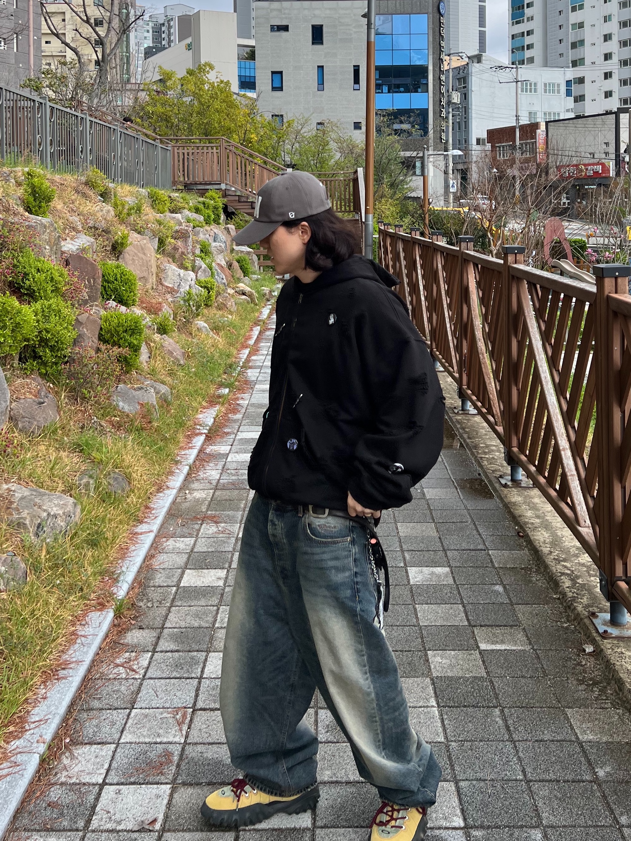 Undermycar Mu.26 Anti Fxxking Logo Play Brush Washed Wide Jeans Oil Blue, Undermycar Otter Oversized Damage-Washed Hood Zip-Up Sepia - 22FW 착용 스타일 - 3