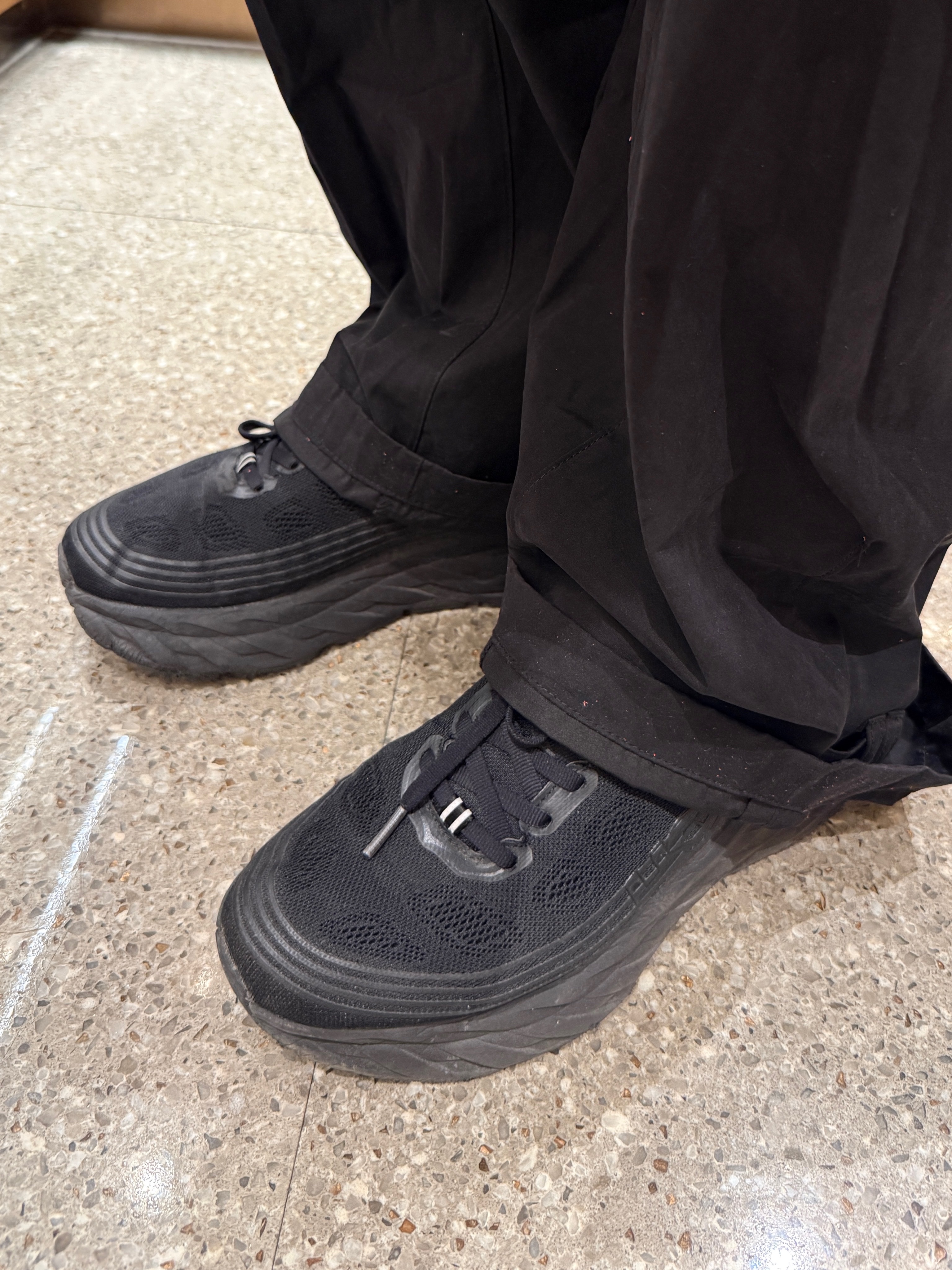 Sansan Gear Tie Pants Black, Hoka Bondi 6 Black - Wide 착용 스타일 - 2