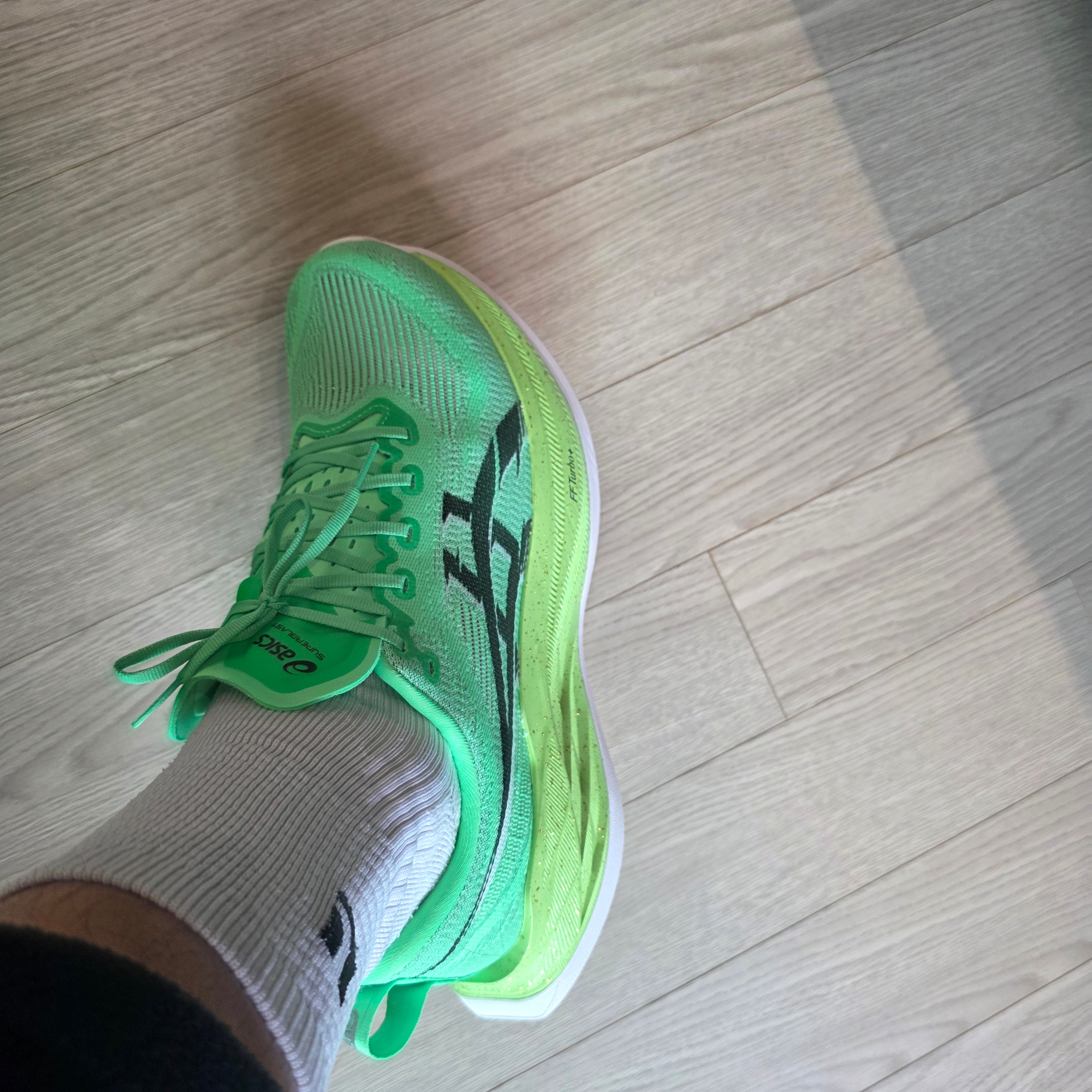 Asics Superblast 2 Ekiden Vital Green Black 착용 스타일 - 2