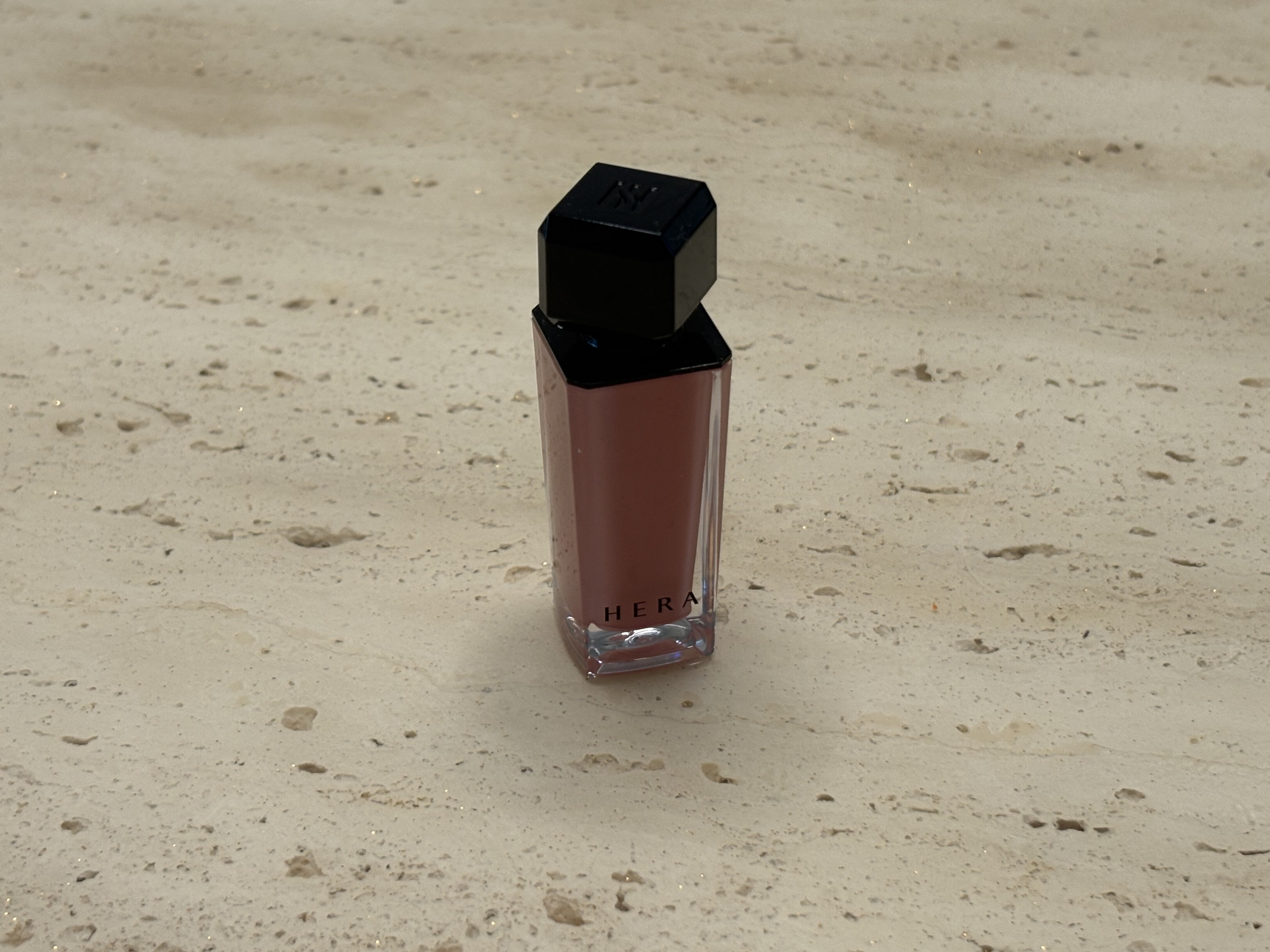 Hera Sensual Nude Gloss 422 Lingerie 착용 스타일