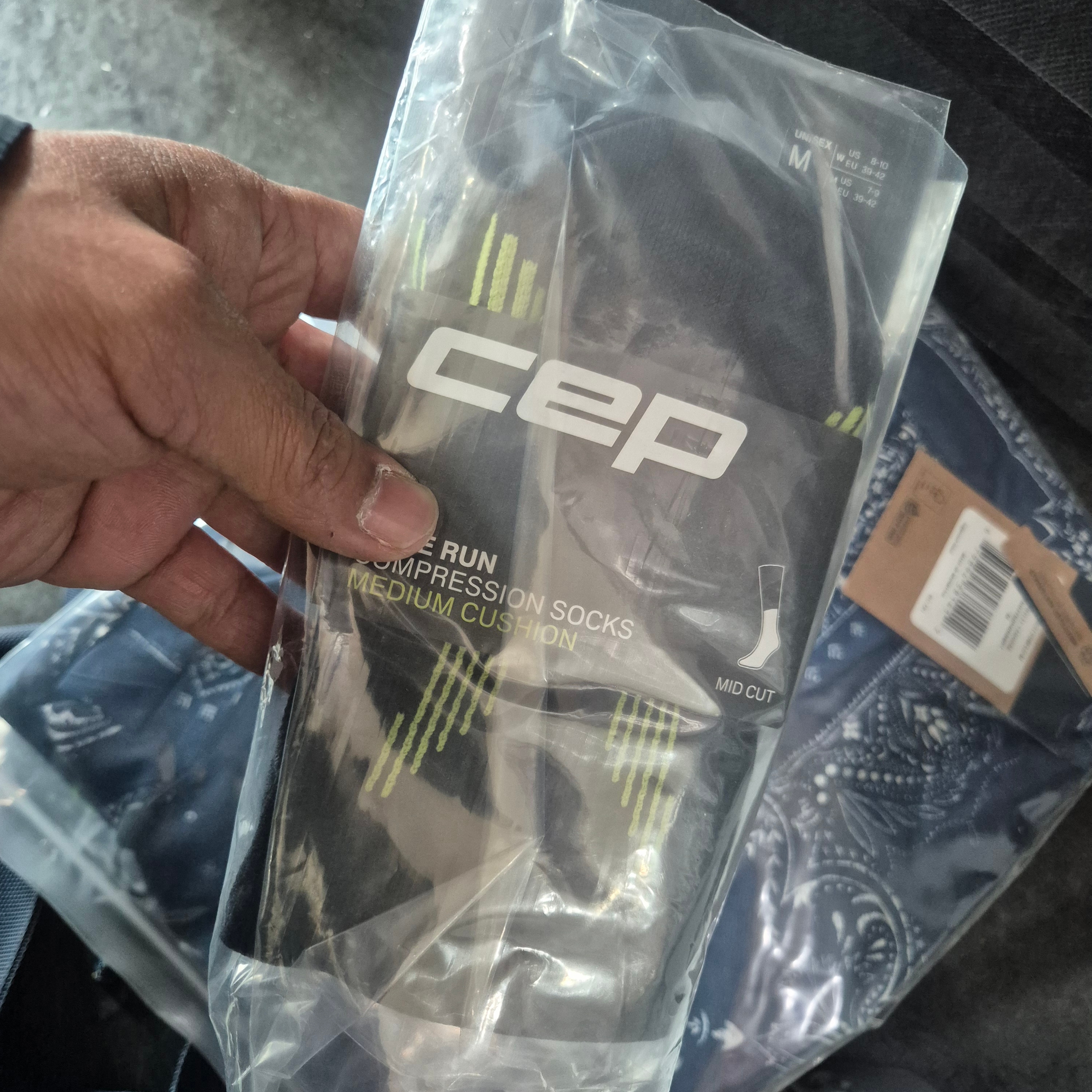 CEP Core Run Compression Mid Cut Socks Black 착용 스타일 - 1