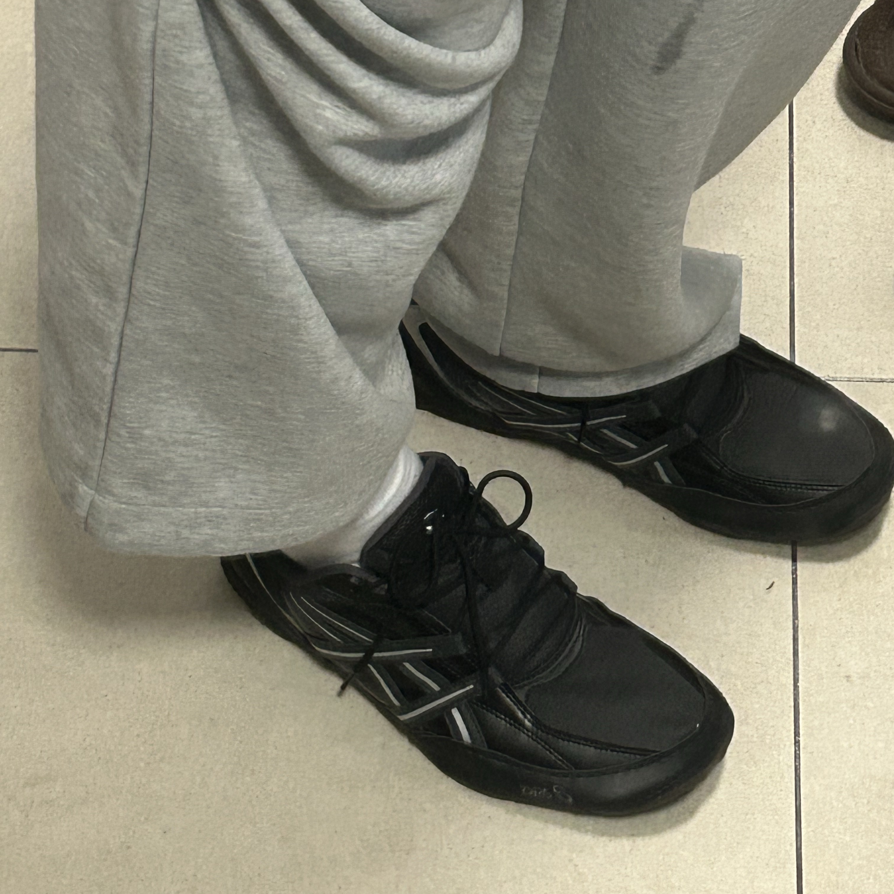 Asics Hypersync Graphite Grey Black 착용 스타일 - 4