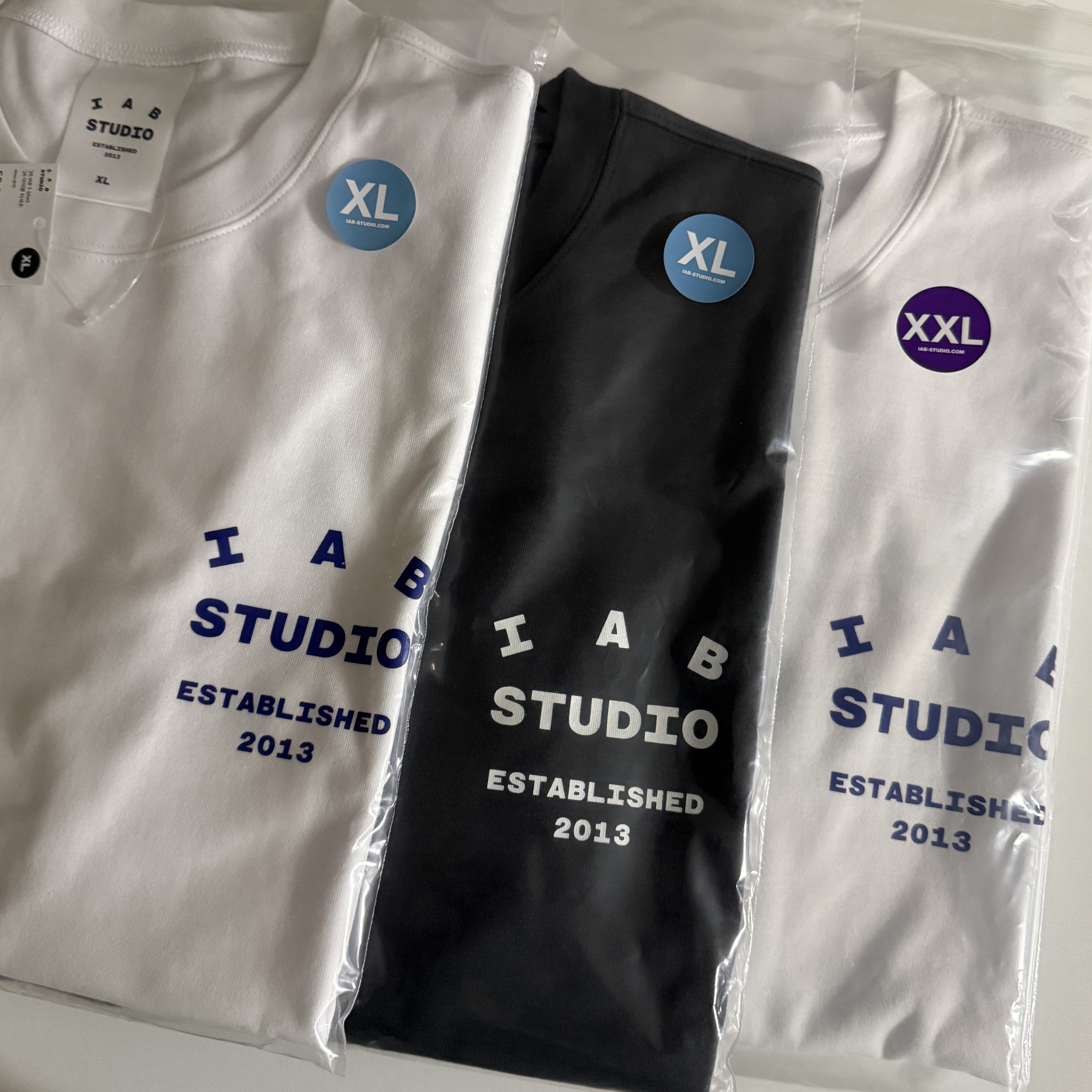 IAB Studio 26 IAB T-Shirt White Navy, IAB Studio 26 IAB T-Shirt Charcoal White 착용 스타일