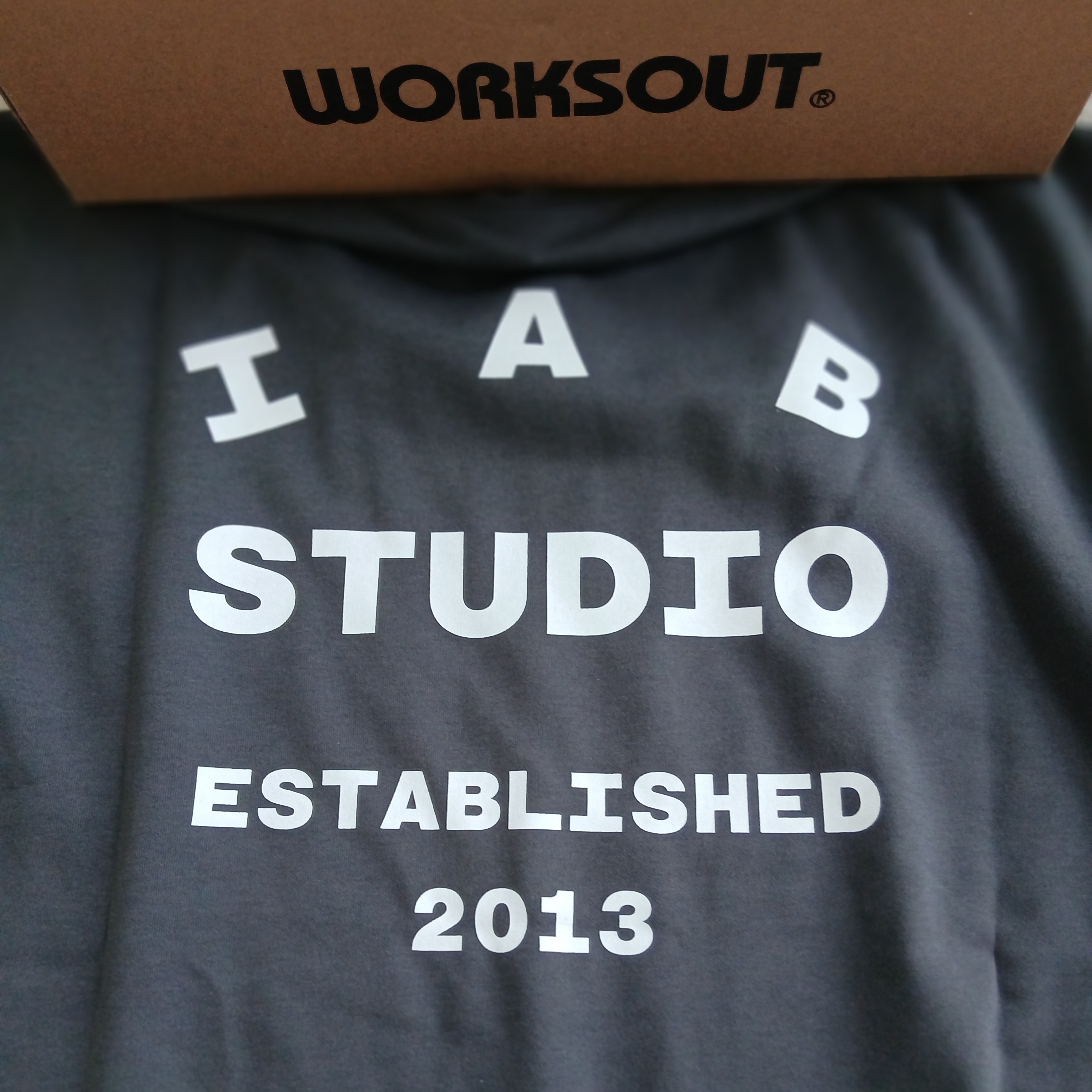 IAB Studio 26 IAB T-Shirt Charcoal White 착용 스타일 - 1